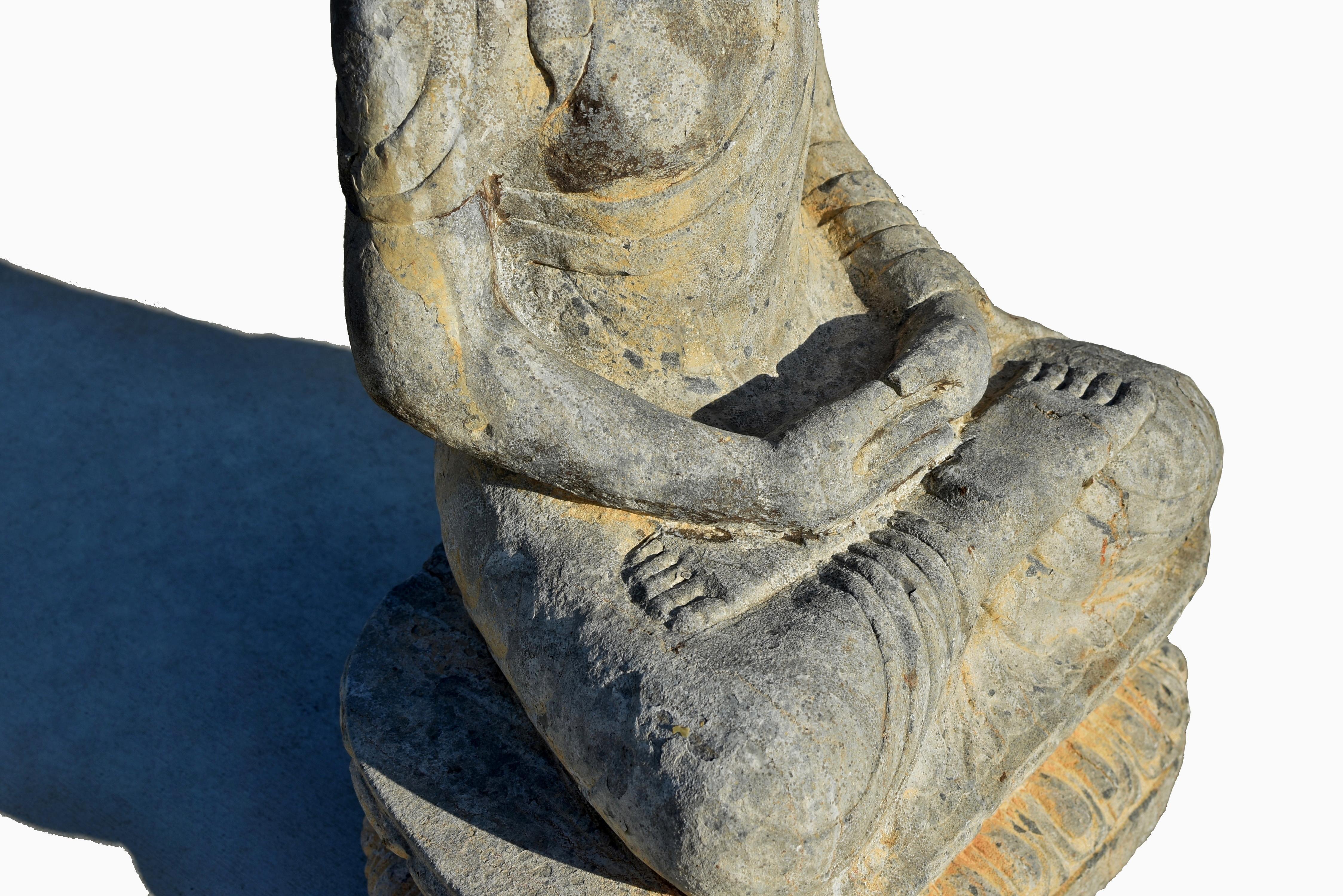 Buddha Shakyamuni-Statue aus Stein aus dem 19. Jahrhundert (Handgeschnitzt) im Angebot