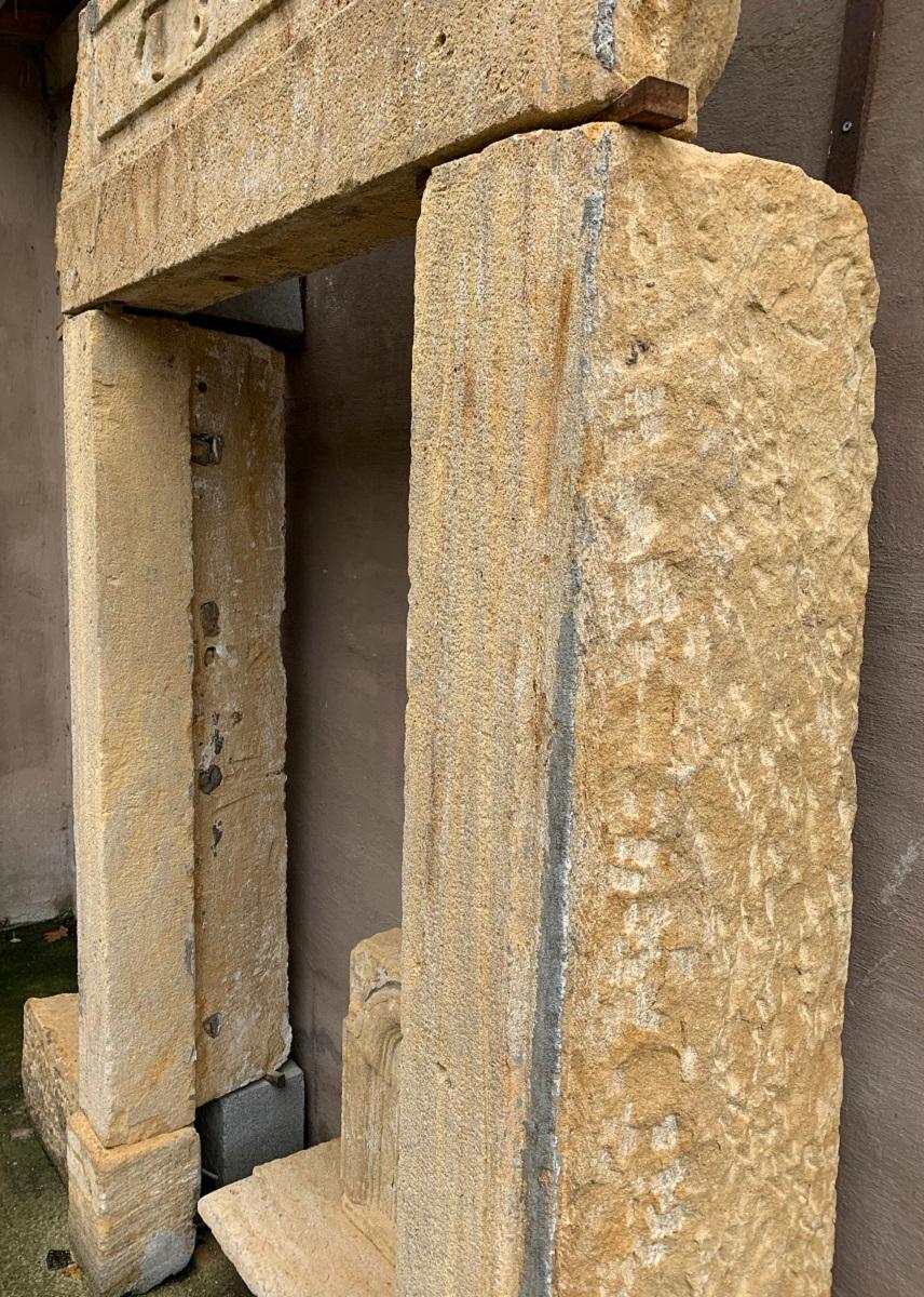 19th Century Stone Doorway Arch In Fair Condition For Sale In Vosselaar, BE