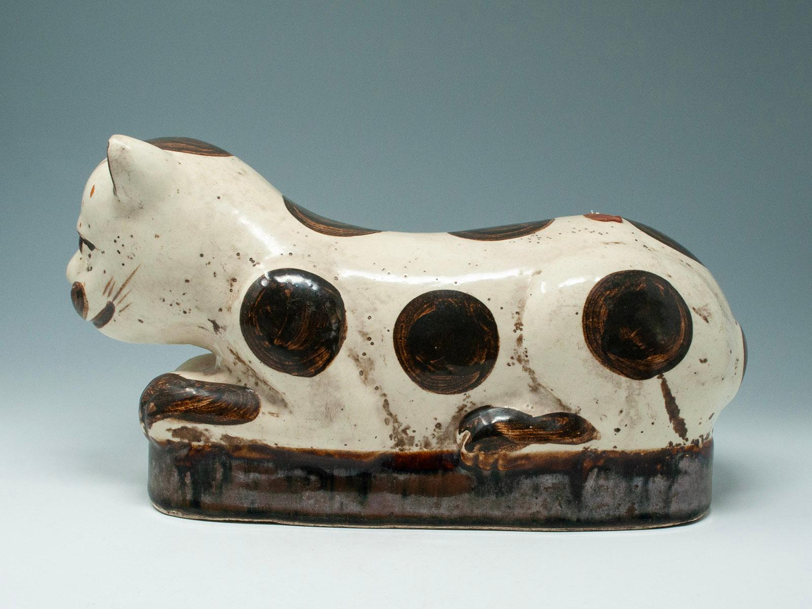 Chinoiserie 19th Century Stoneware Cat Pillow, China For Sale