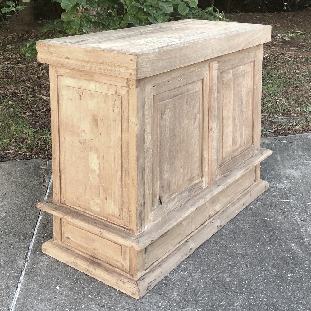 19th century stripped oak counter / bar features a tailored architecture perfect for blending with most any decors, and is of a size that will work for the bar, game room or entertaining area! Handcrafted from solid oak to last for