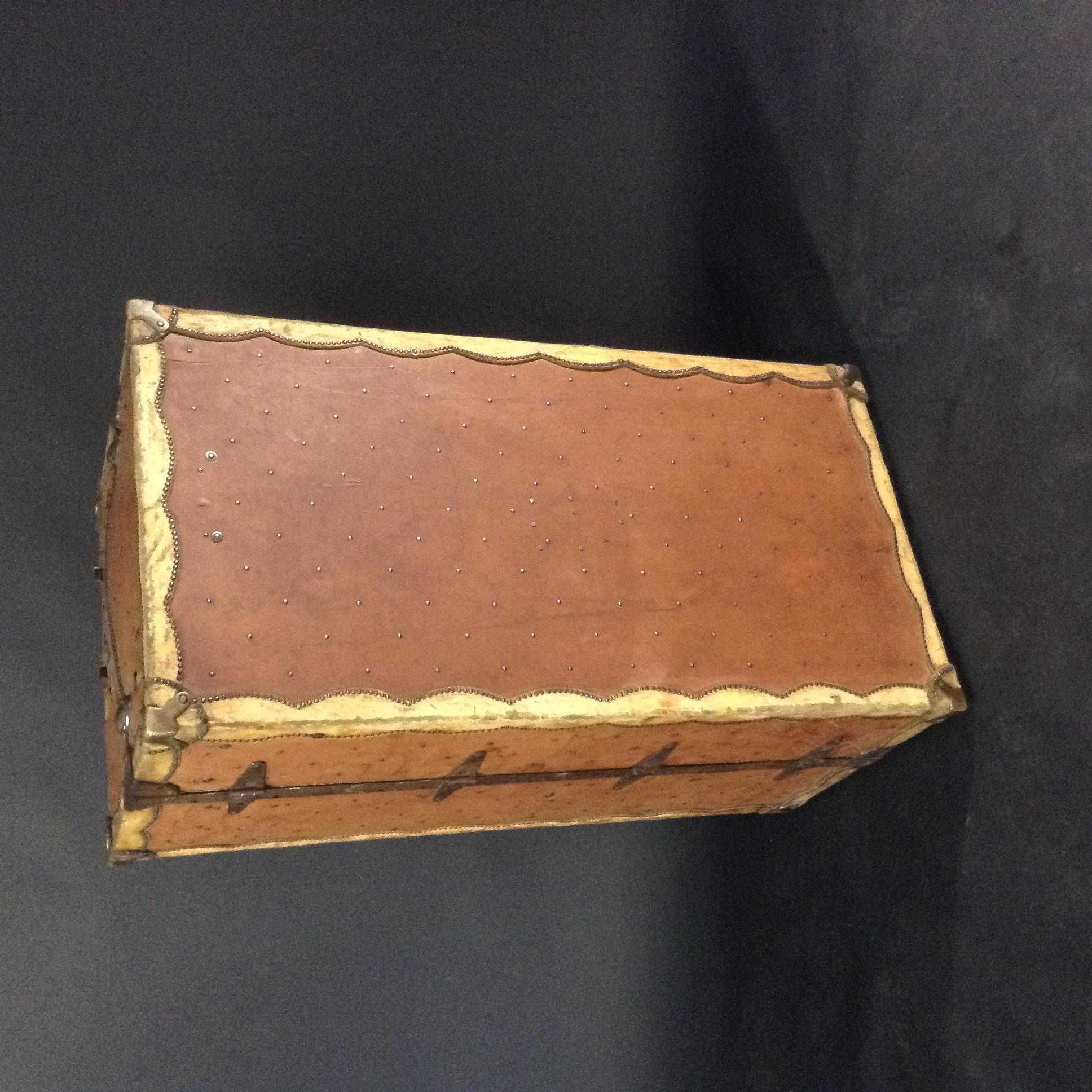 Baule guardaroba con chiodo in pelle e pelle di daino del XIX secolo In condizioni buone in vendita a Fort mill, SC