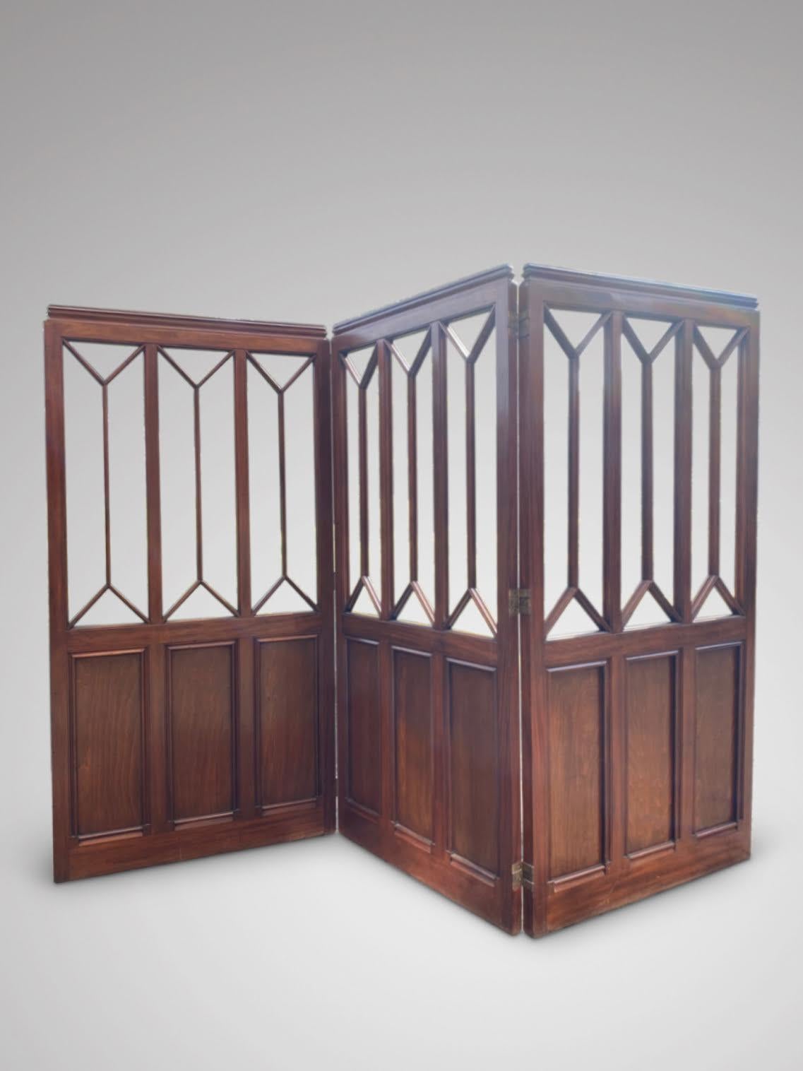 Dreiwandiger Raumteiler aus massivem Mahagoni in atemberaubender Qualität aus dem 19. Jahrhundert (Viktorianisch) im Angebot