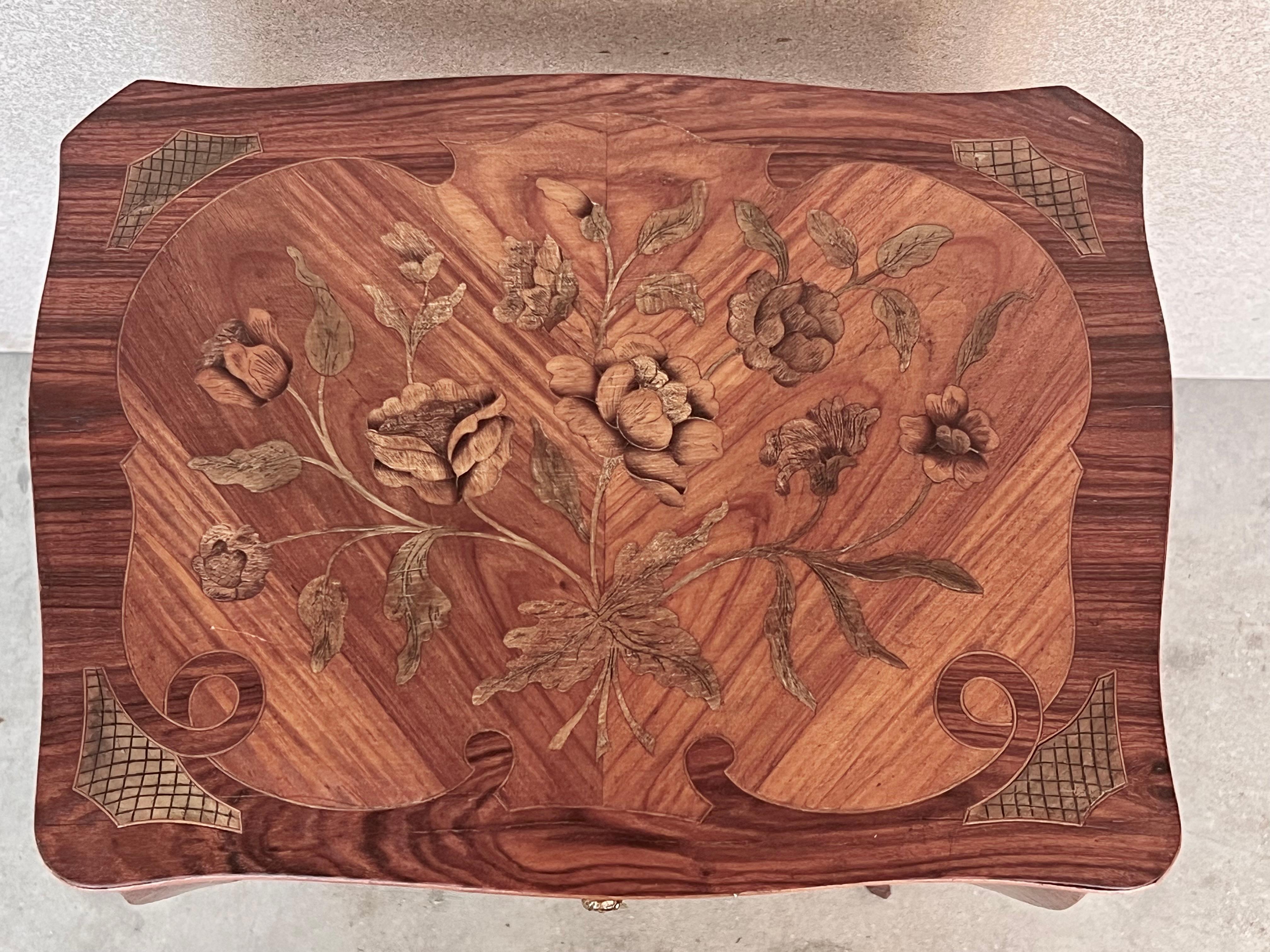 XVIIIe siècle Paire de tables d'appoint ou de chevets en marqueterie Louis XV de style français du 19e siècle en vente