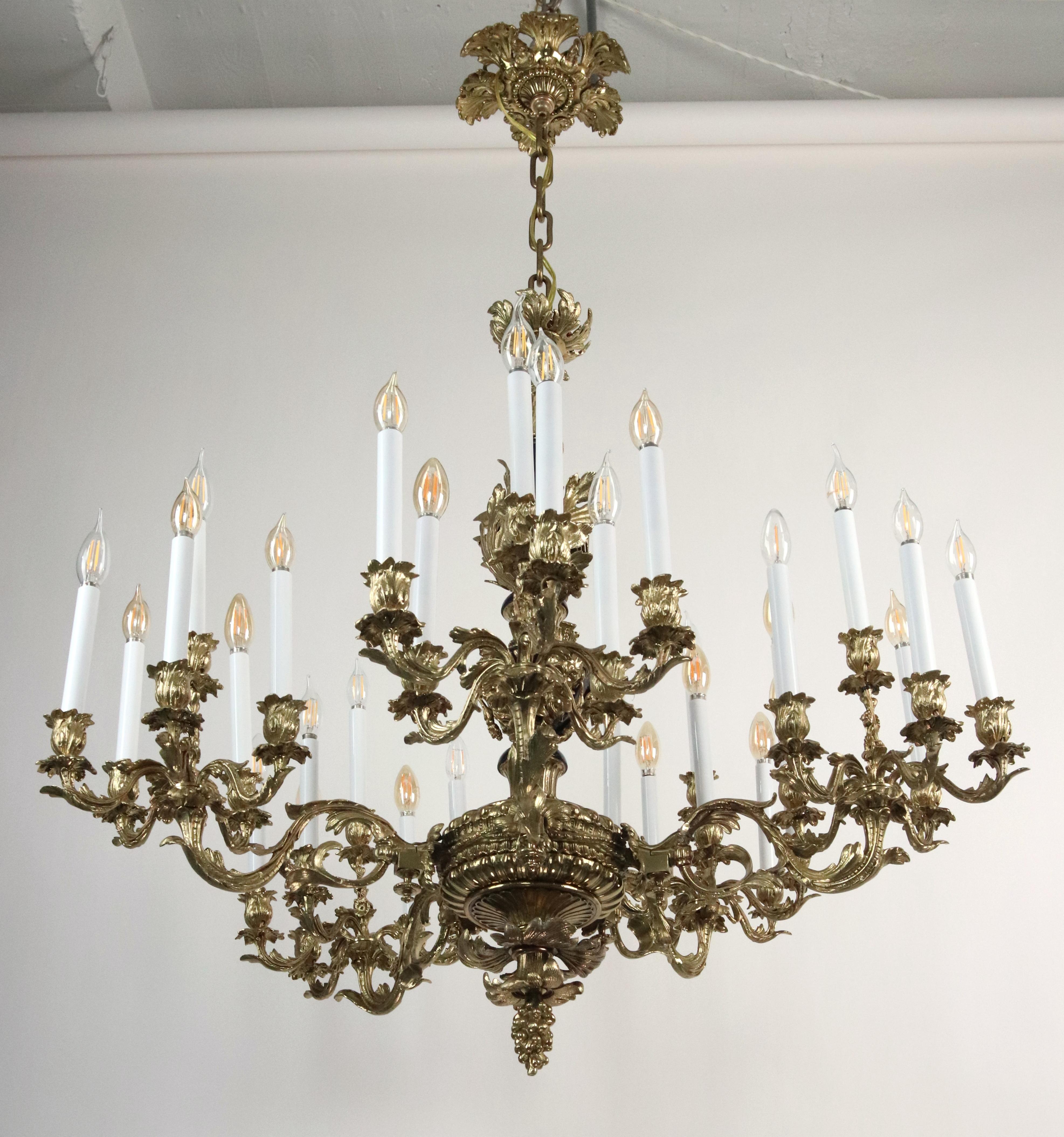 Lampadario in stile rinascimentale francese realizzato in bronzo lucidato con bracci a spirale, dettagli a foglia d'acanto e un palo centrale in smalto blu scuro. Questa lampada richiede 30 lampadine E-12 a candelabro. Pulito e restaurato. Questa