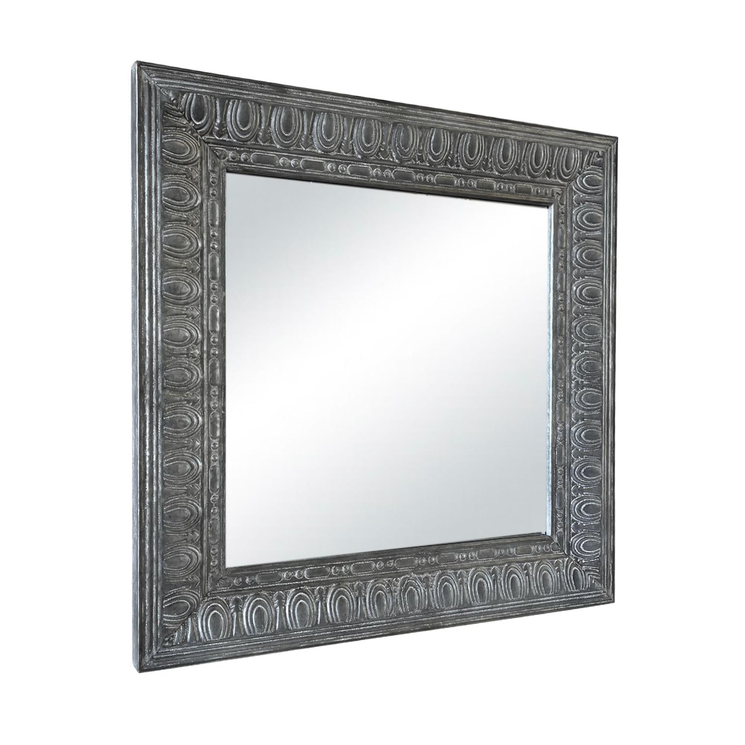 Miroir mural carré en verre de style 19e siècle. Le décor ovale utilisé pour le cadre était le décor préféré de tous les ornemanistes de l'époque, patiné en blanc-gris.