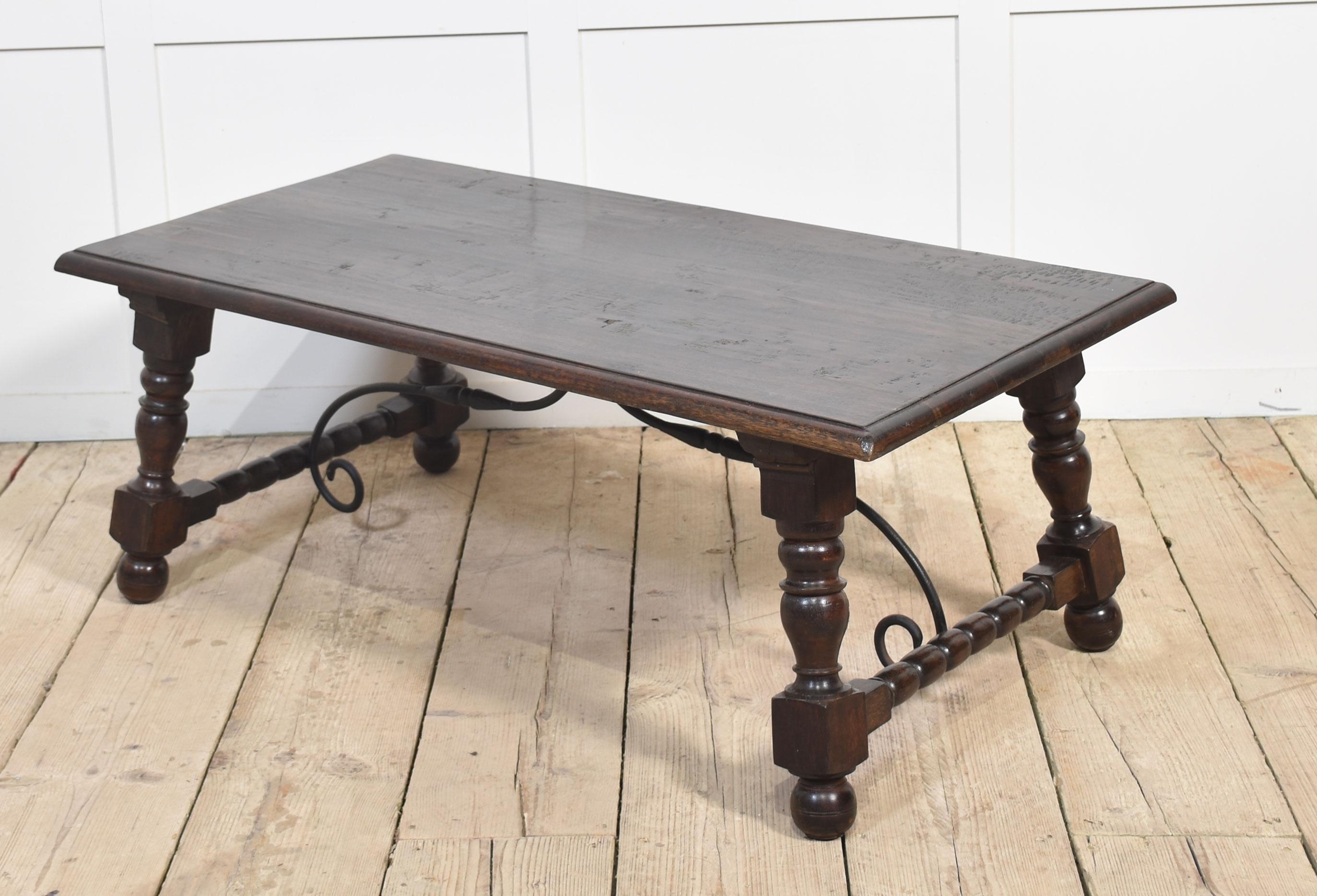 Table basse en noyer espagnol de style XIXe siècle, avec un plateau rectangulaire mouluré reposant sur de lourds supports tournés, évasés et étirés, unis par deux brancards en fonte et fer forgé à enroulement et chevauchement.
Dimensions
Hauteur 18