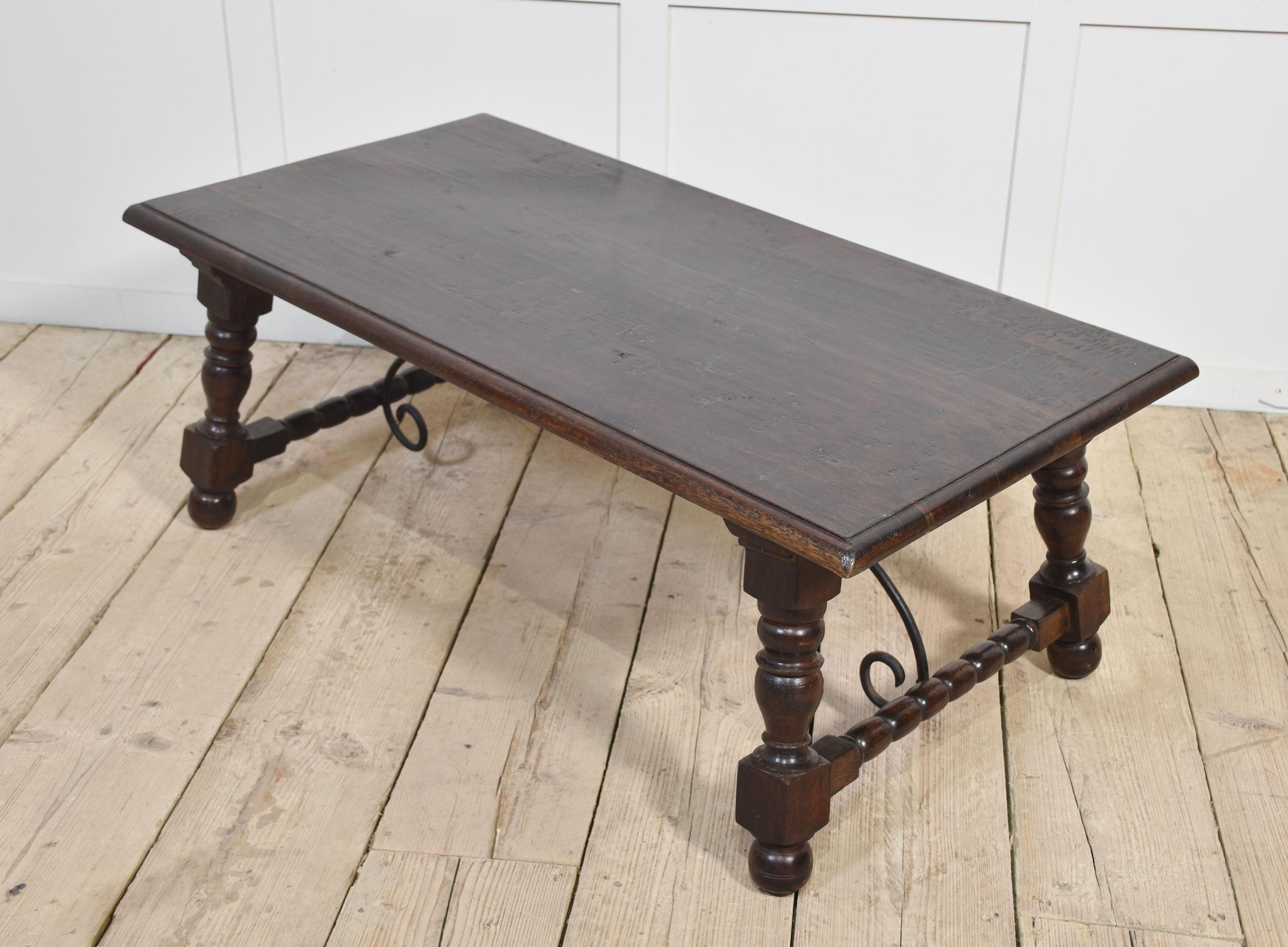 Espagnol Table basse en noyer de style espagnol du 19ème siècle en vente