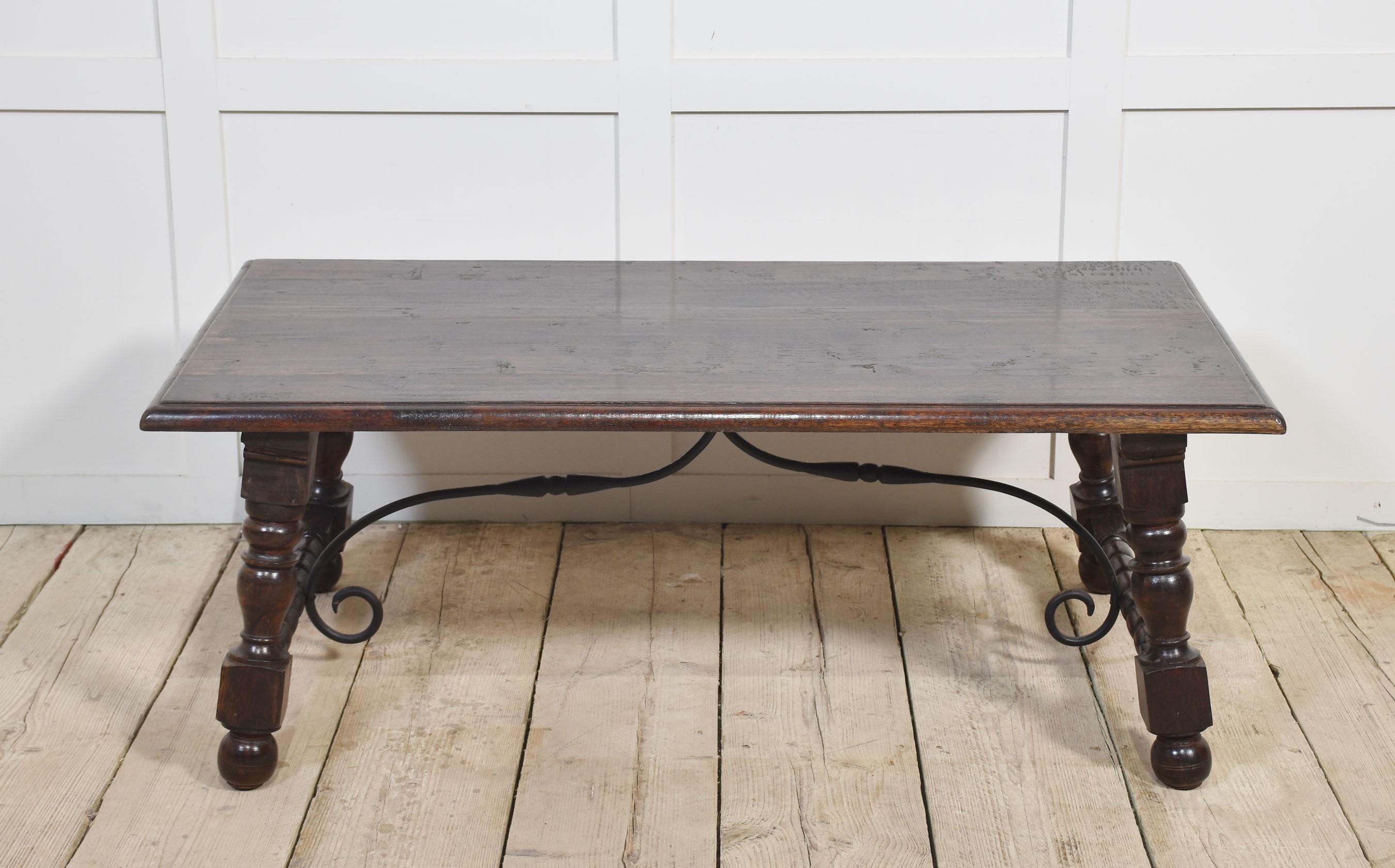 Table basse en noyer de style espagnol du 19ème siècle Bon état - En vente à Cheshire, GB