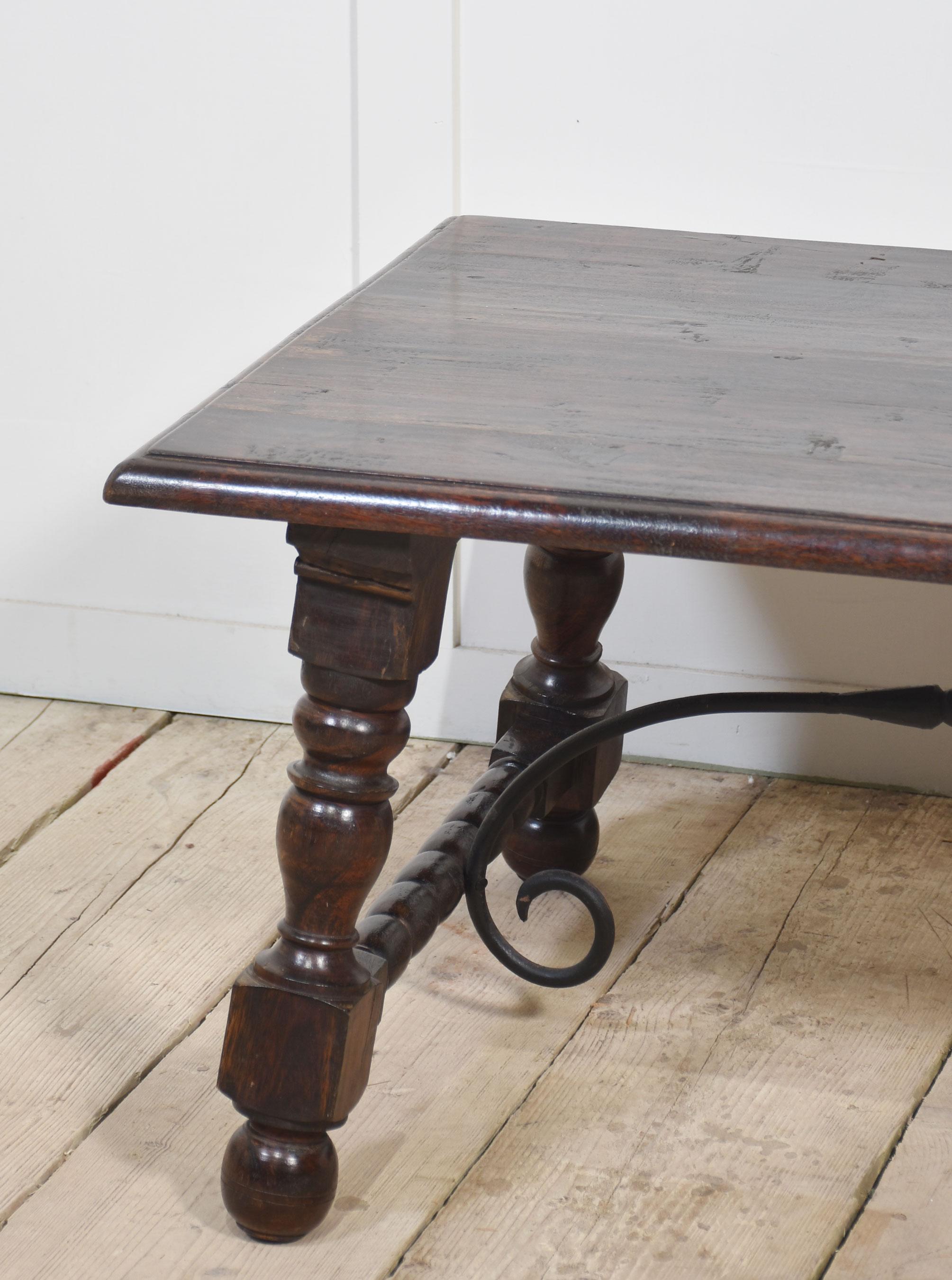 20ième siècle Table basse en noyer de style espagnol du 19ème siècle en vente