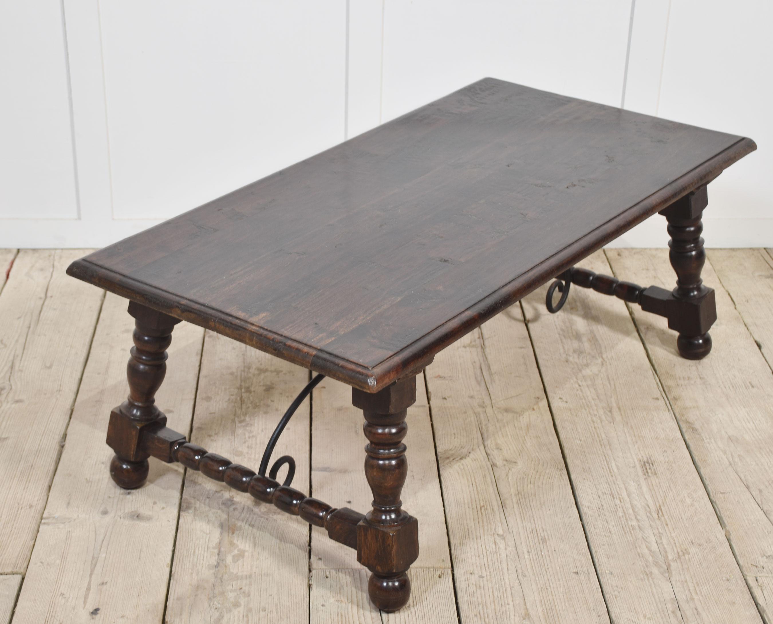 Noyer Table basse en noyer de style espagnol du 19ème siècle en vente