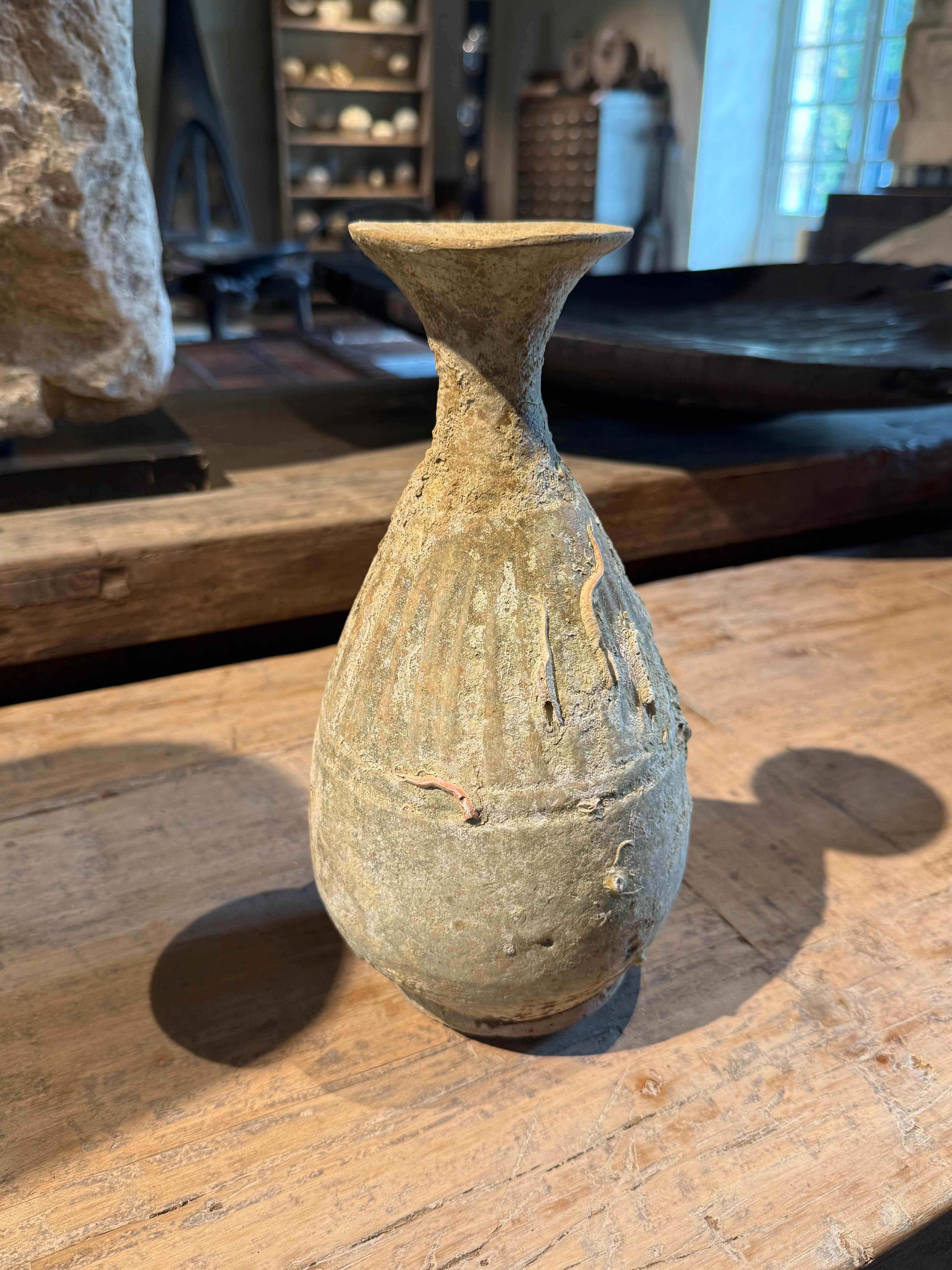 Bouteille de médicaments Sukhothai de Thaïlande du 19e siècle récupérée dans l'épave d'un navire.
Détail décoratif en côtes verticales.
Belle patine naturelle.
Trois sont disponibles et vendus individuellement.
ARRIVÉE TBD