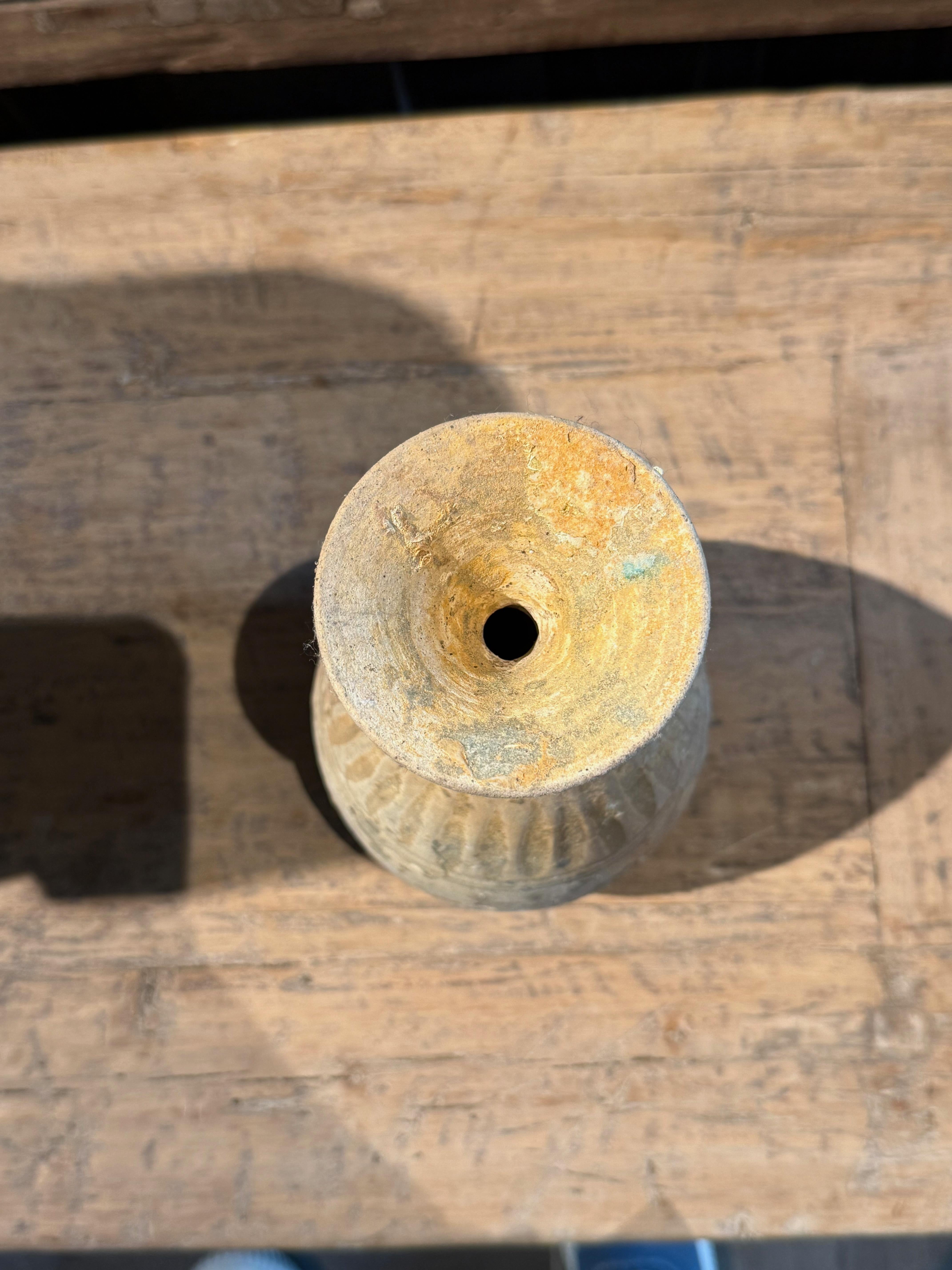 Bouteille de médicaments Sukhothai de Thaïlande du 19e siècle récupérée dans l'épave d'un navire.
Détail décoratif en côtes verticales.
Belle patine naturelle.
Trois sont disponibles et vendus individuellement.
ARRIVÉE TBD