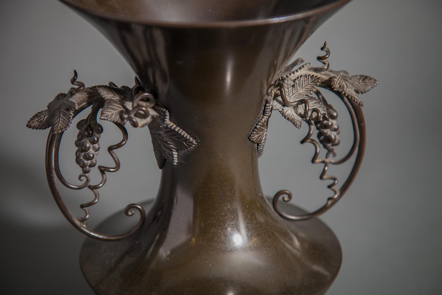 19th century superior quality Japanese bronze vase with grape vine handles. Beautifully shaped Edo period (first half of the 19th century) vase with complimenting delicate handles in rendered in exceptional detail: grapes on a cascading and curling