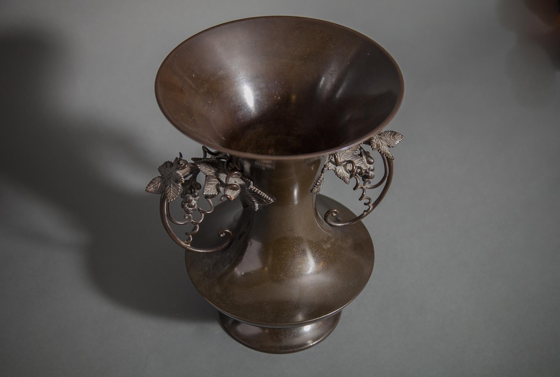 19th Century Superior Quality Japanese Bronze Vase with Grape Vine Handles For Sale 1