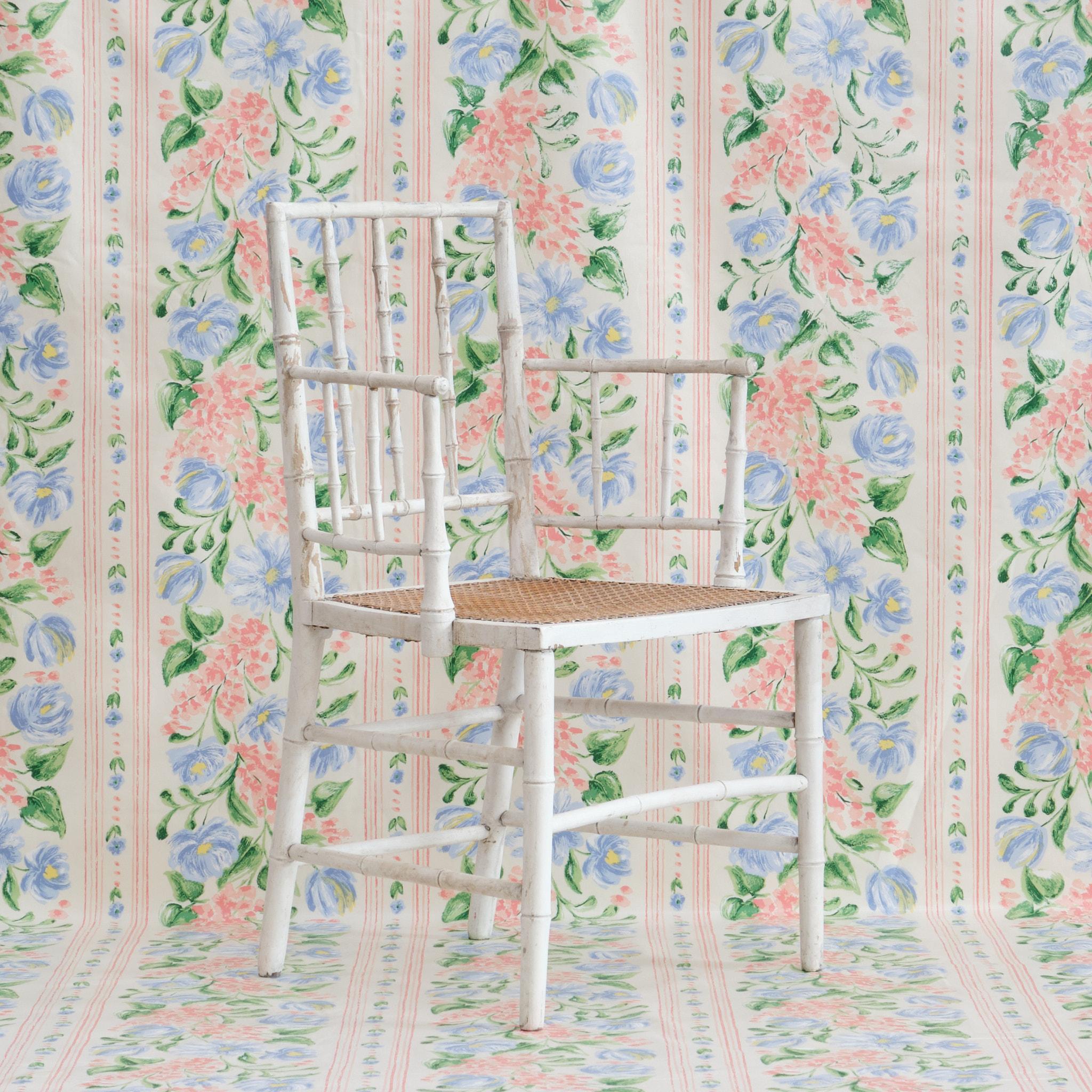 Fauteuil du 19ème siècle en faux bambou tourné en hêtre, avec une peinture tardive usée et une assise en rotin. 

Structurellement en bon état avec une assise ferme 

Hauteur d'assise 43 cm