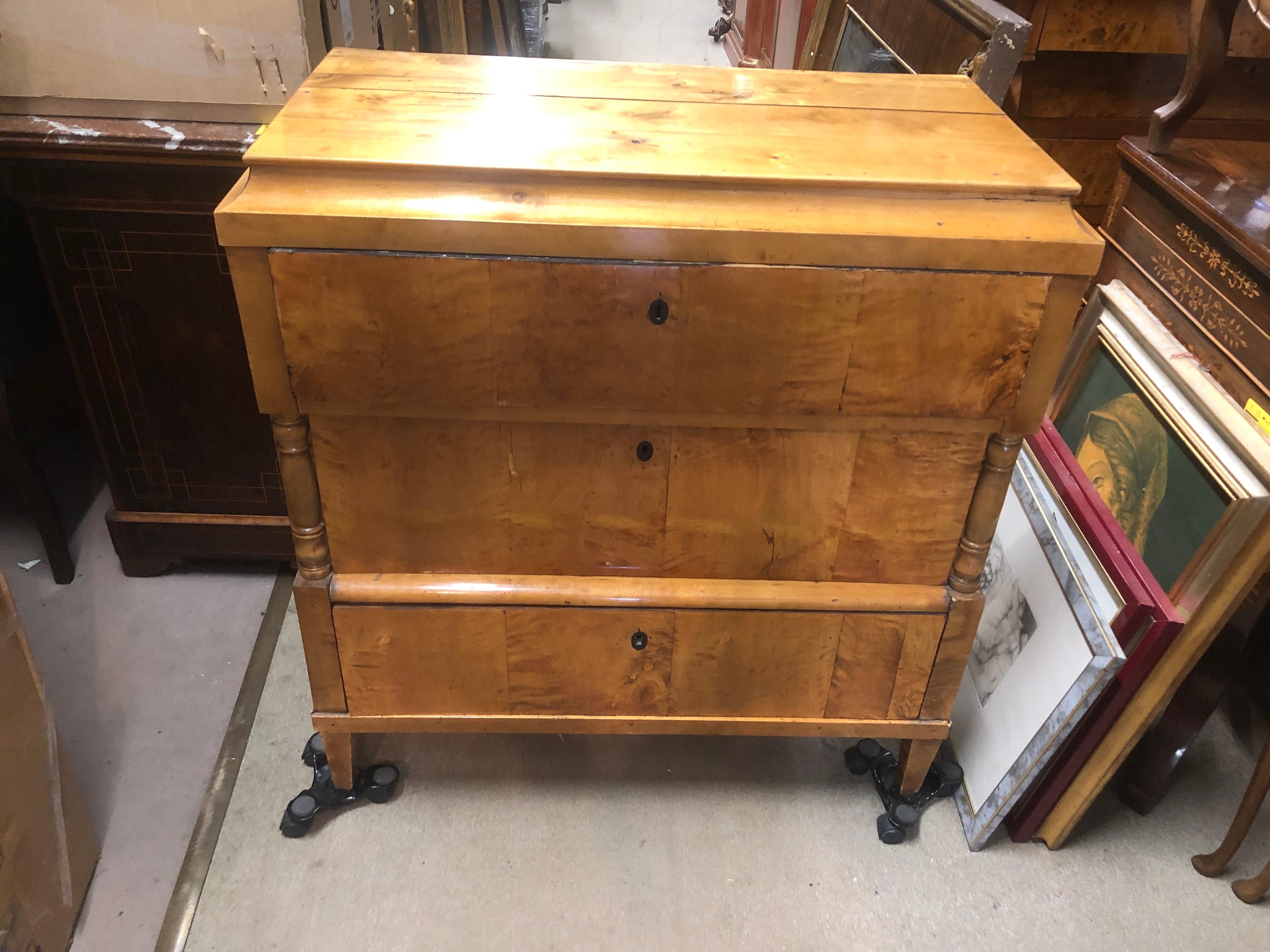Fantastic chest of drawers of Swedish origin, Biedermeier period, circa 1830. Made of birch wood with ebonized inner part. The first drawer hides a folding shelf with drawers inside, functional as a small desk.
Small in size, easy to insert in a