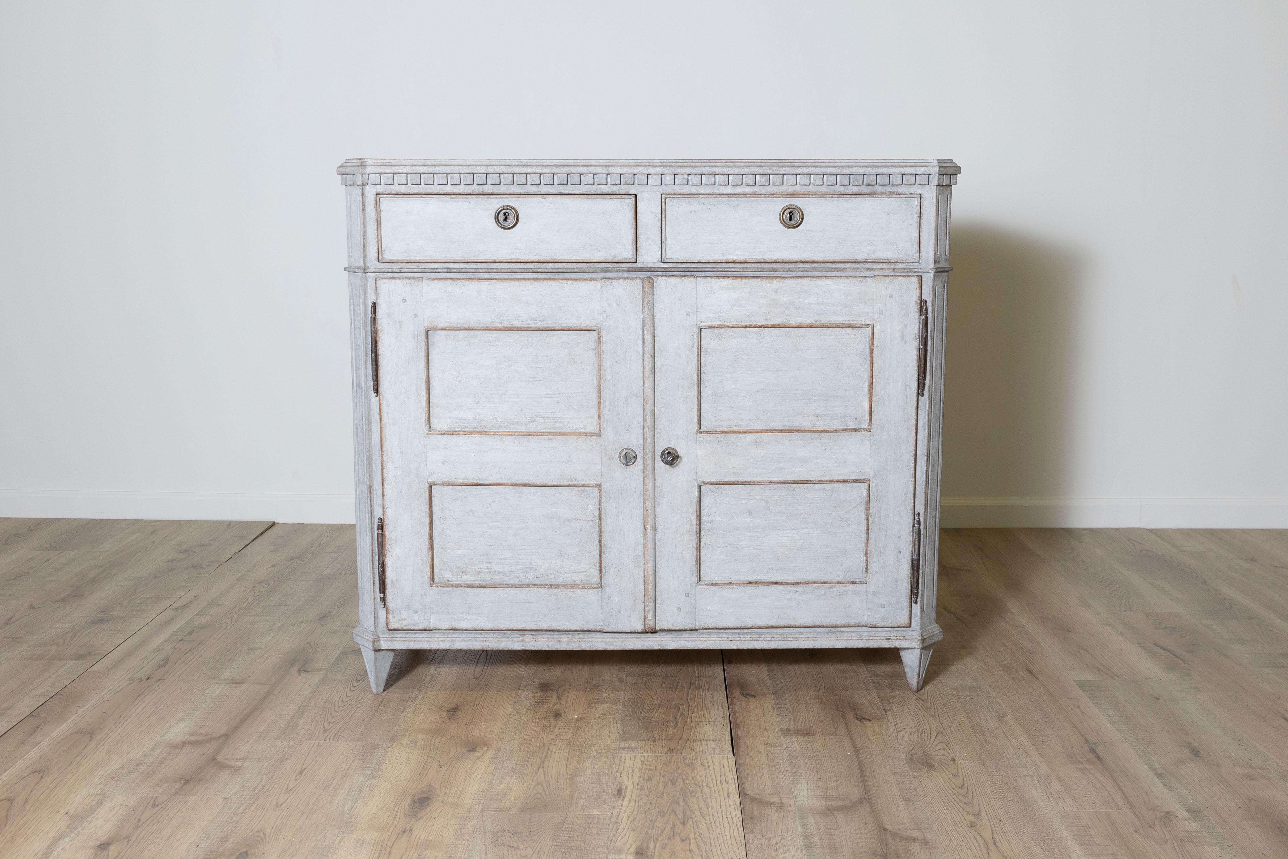 Questa credenza svedese del XIX secolo, risalente al 1870 circa, è un bellissimo esempio di design gustaviano, che mostra la sua caratteristica eleganza e funzionalità. Realizzato in legno di pino massiccio, il pezzo è caratterizzato da una morbida