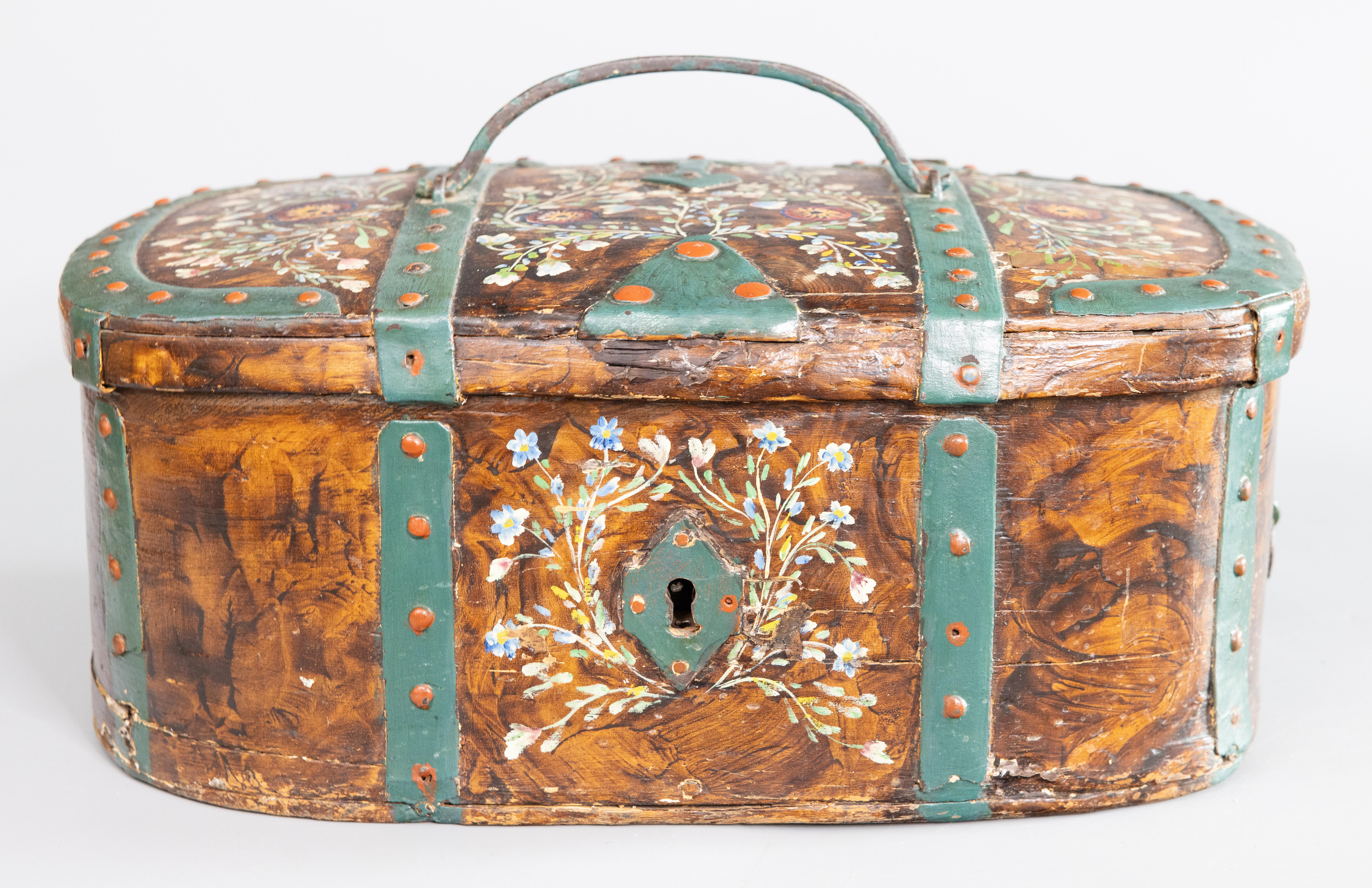 Un'incredibile cassapanca svedese dipinta a mano, con cinghie e accessori in ferro forgiati a mano. Chiave originale inclusa.