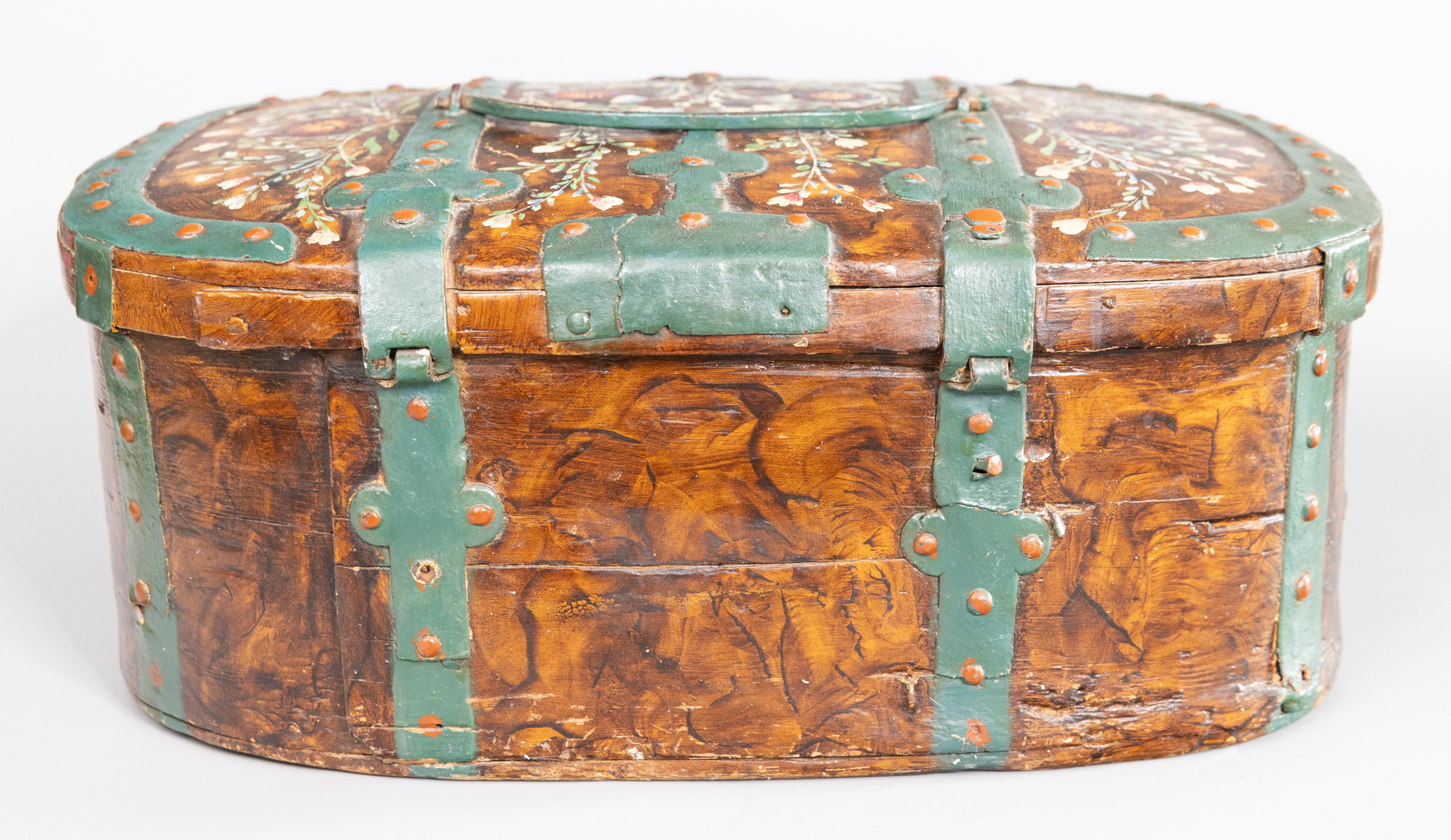 Forgiato Cassapanca in legno curvato svedese Allmoge Folk Art del XIX secolo in vendita