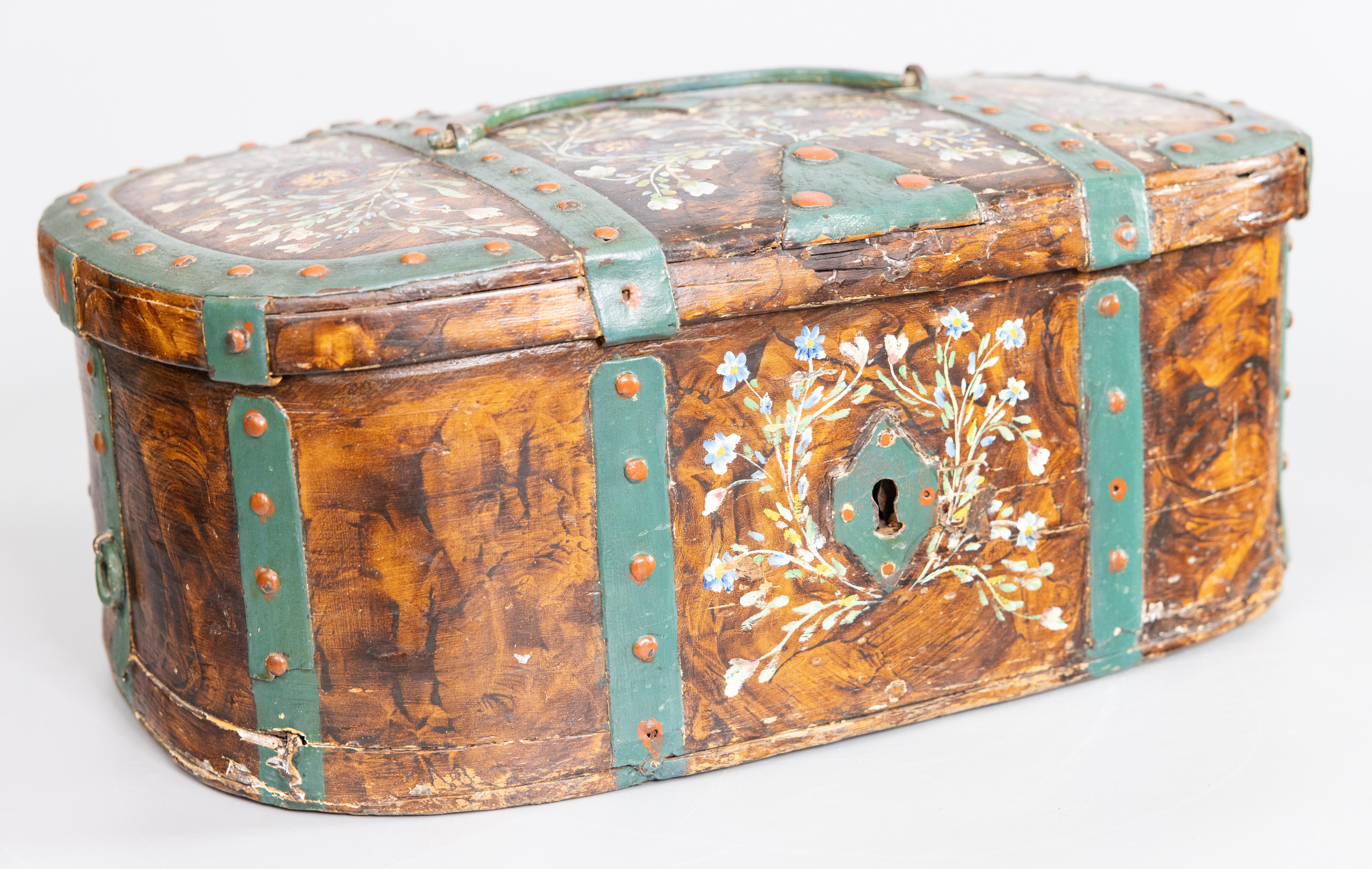 Cassapanca in legno curvato svedese Allmoge Folk Art del XIX secolo in vendita 1