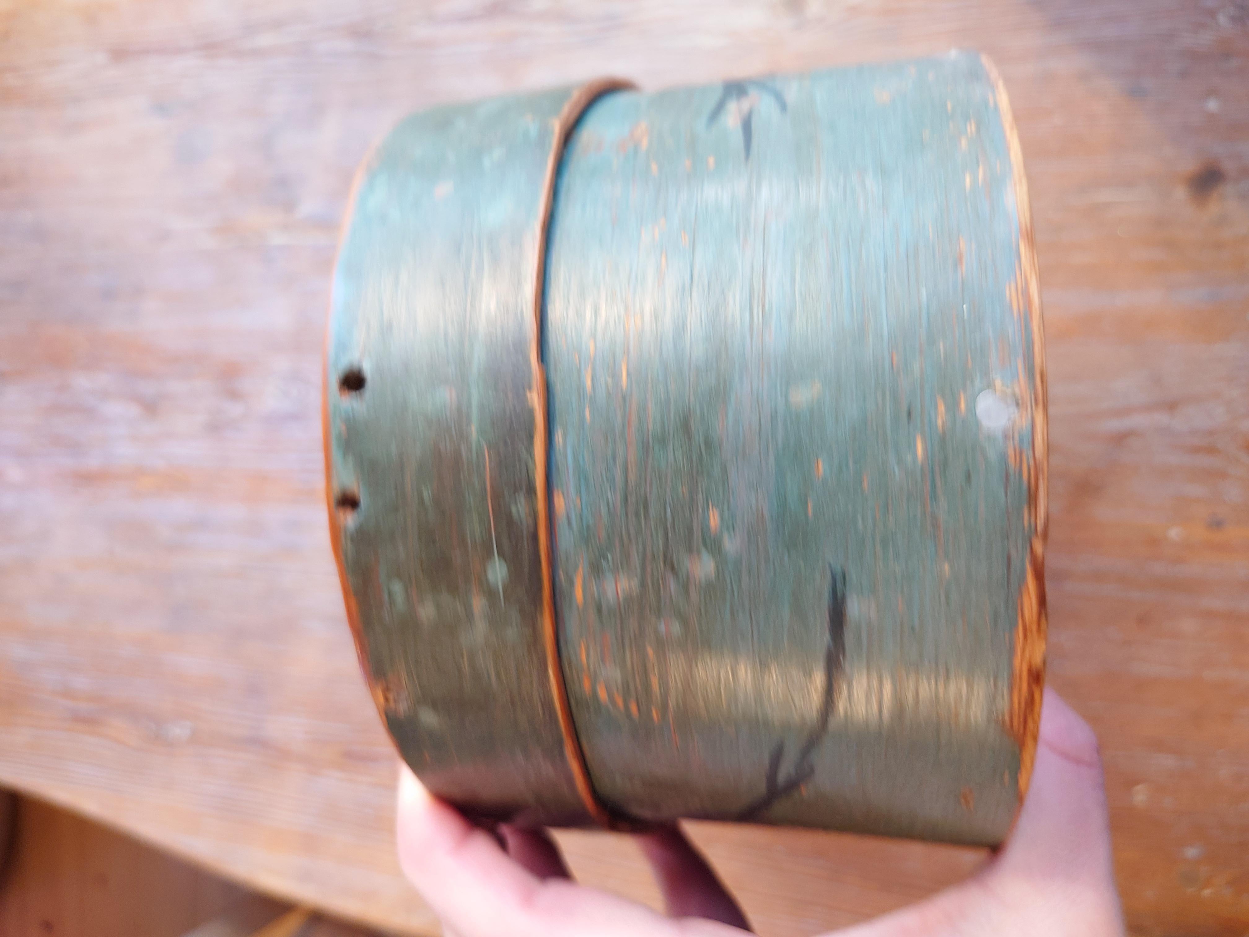 Schwedische antike, echte, rustikale, gebogene Holzschachtel mit Originalfarbe aus dem 19. Jahrhundert (Kiefernholz) im Angebot