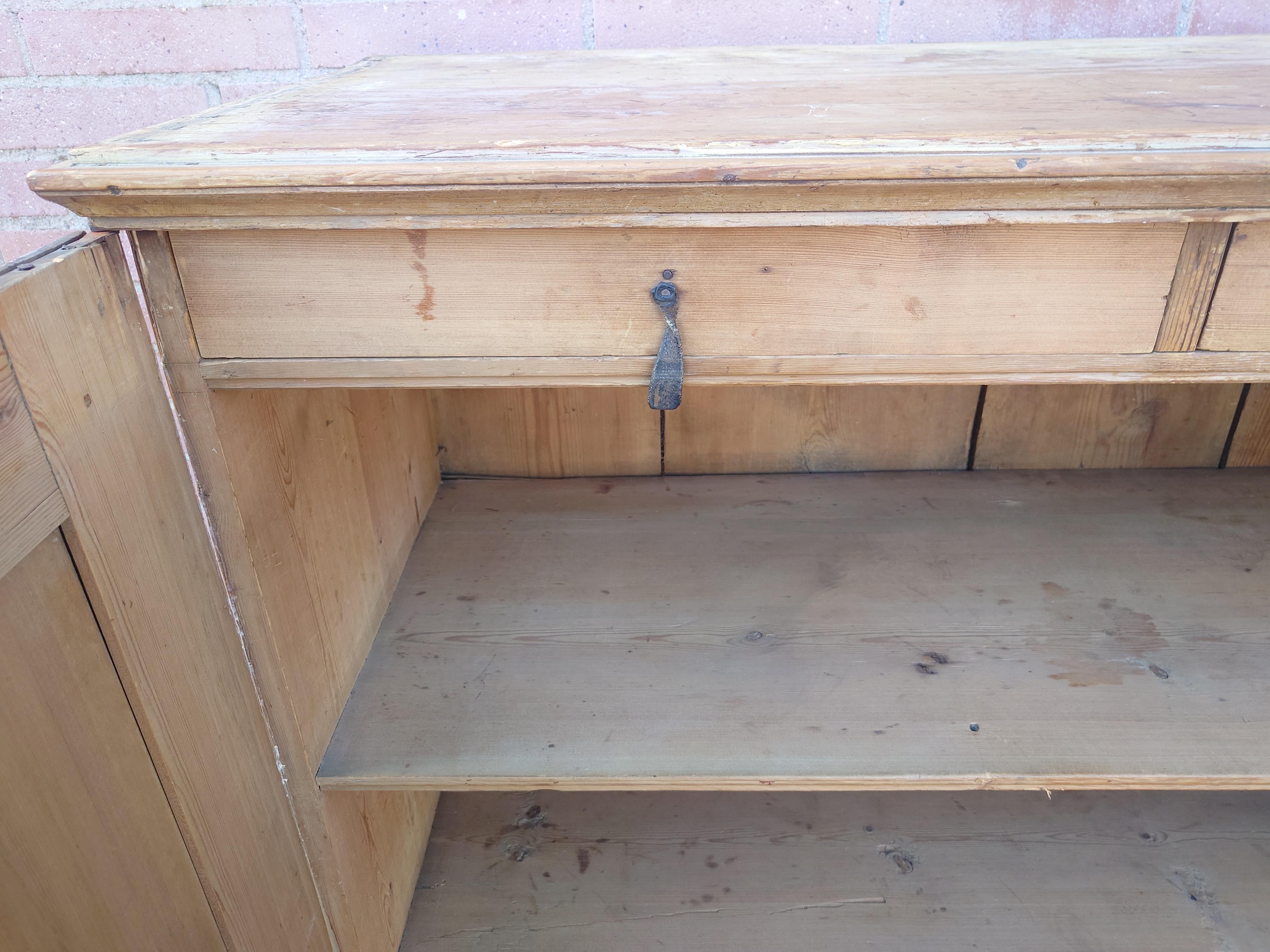 19ème siècle suédois  buffet gustavien ancien avec peinture d'origine en vente 11