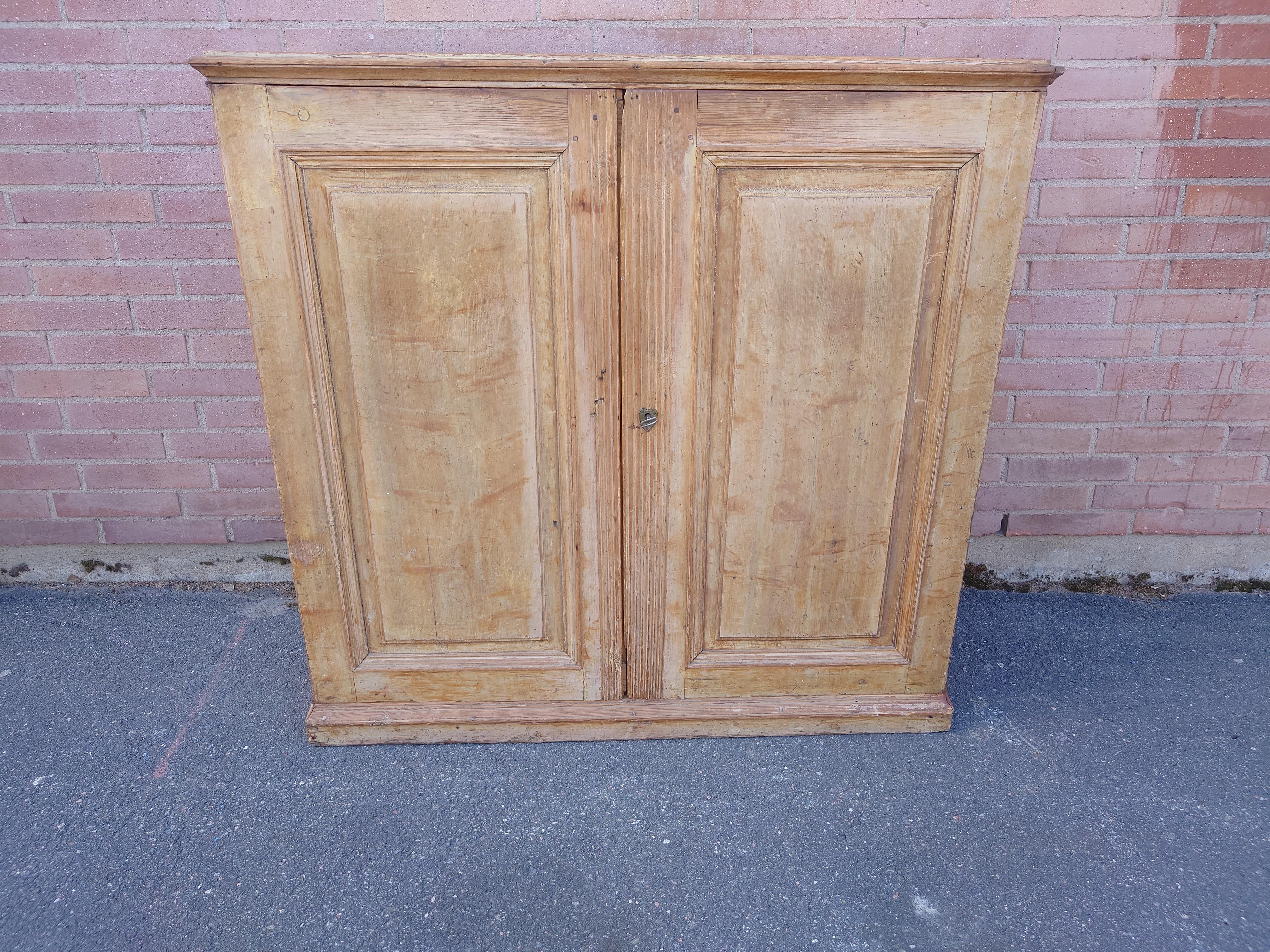 Début du 19e siècle suédois  Antique  Buffet rustique gustavien d'Umeå, dans le nord de la Suède.
Magnifique buffet authentique en état d'origine.
Ces portes s'ouvrent pour révéler des étagères intérieures offrant des possibilités de rangement