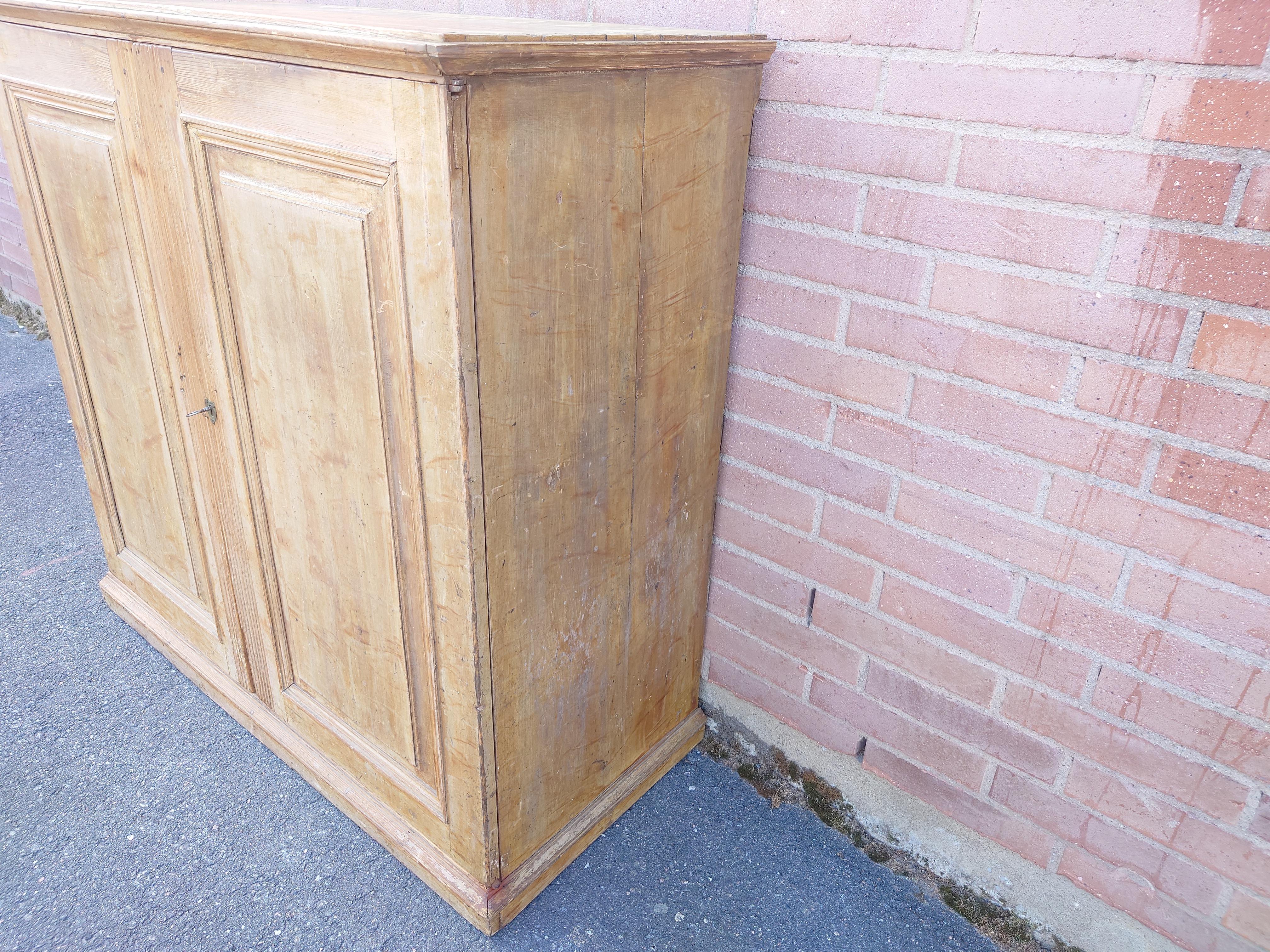 Pin 19ème siècle suédois  buffet gustavien ancien avec peinture d'origine en vente