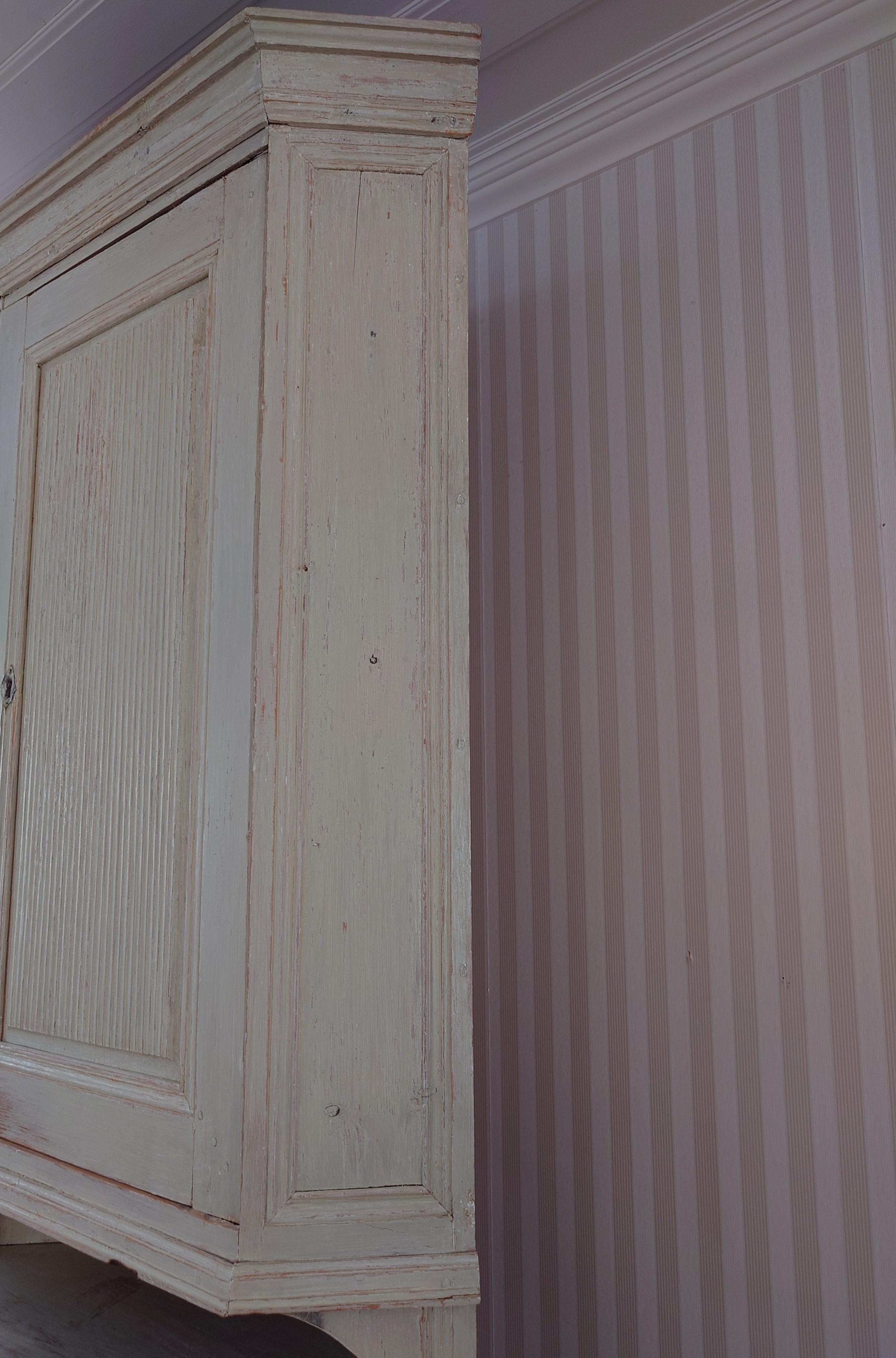 19ème siècle suédois  Cabinet ancien de style gustavien  avec peinture d'origine Bon état - En vente à Boden, SE