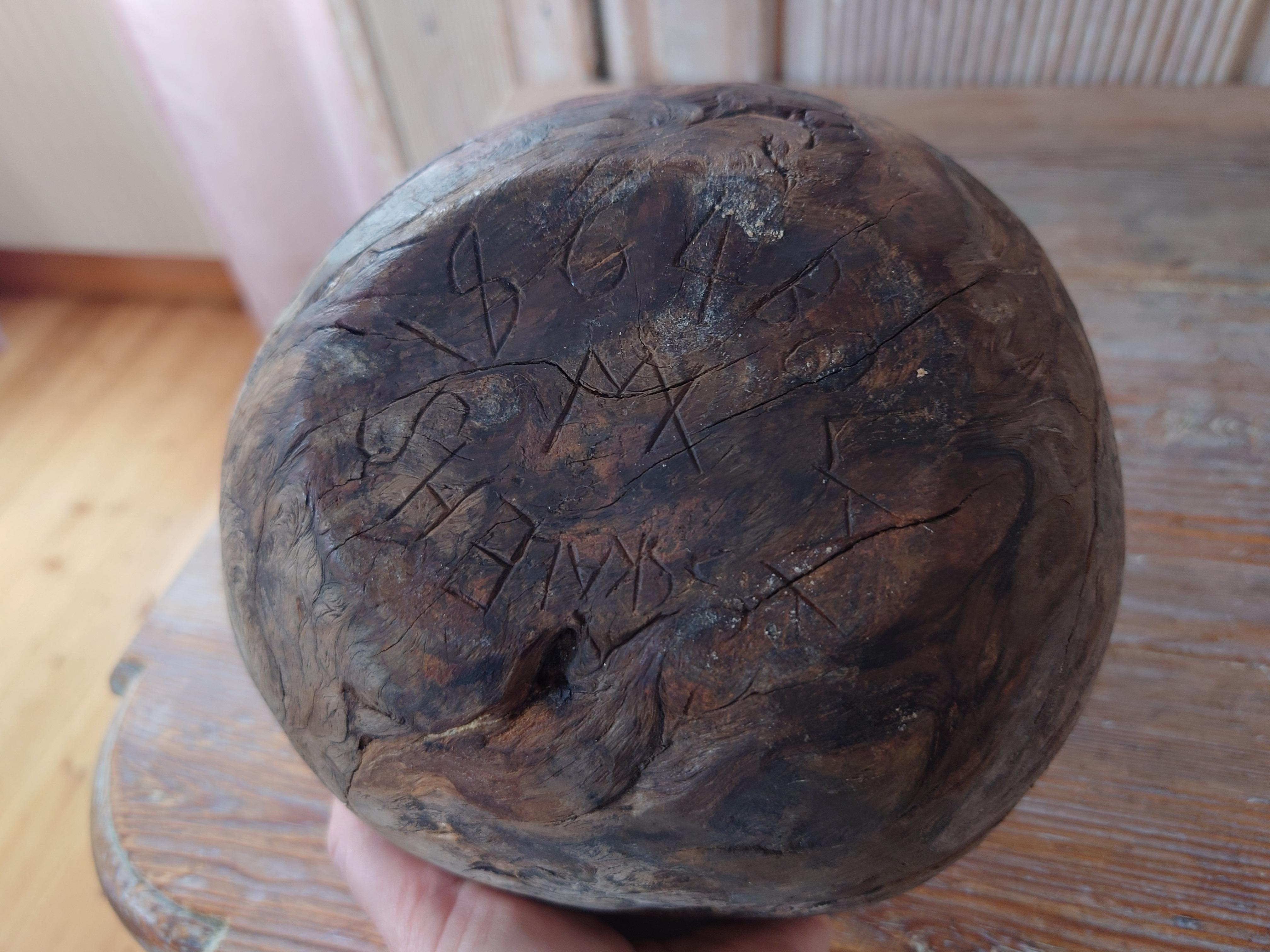 Pino Ciotola in legno svedese del 19° secolo Raro Unico Rustico Folk Art datata 1864 in vendita