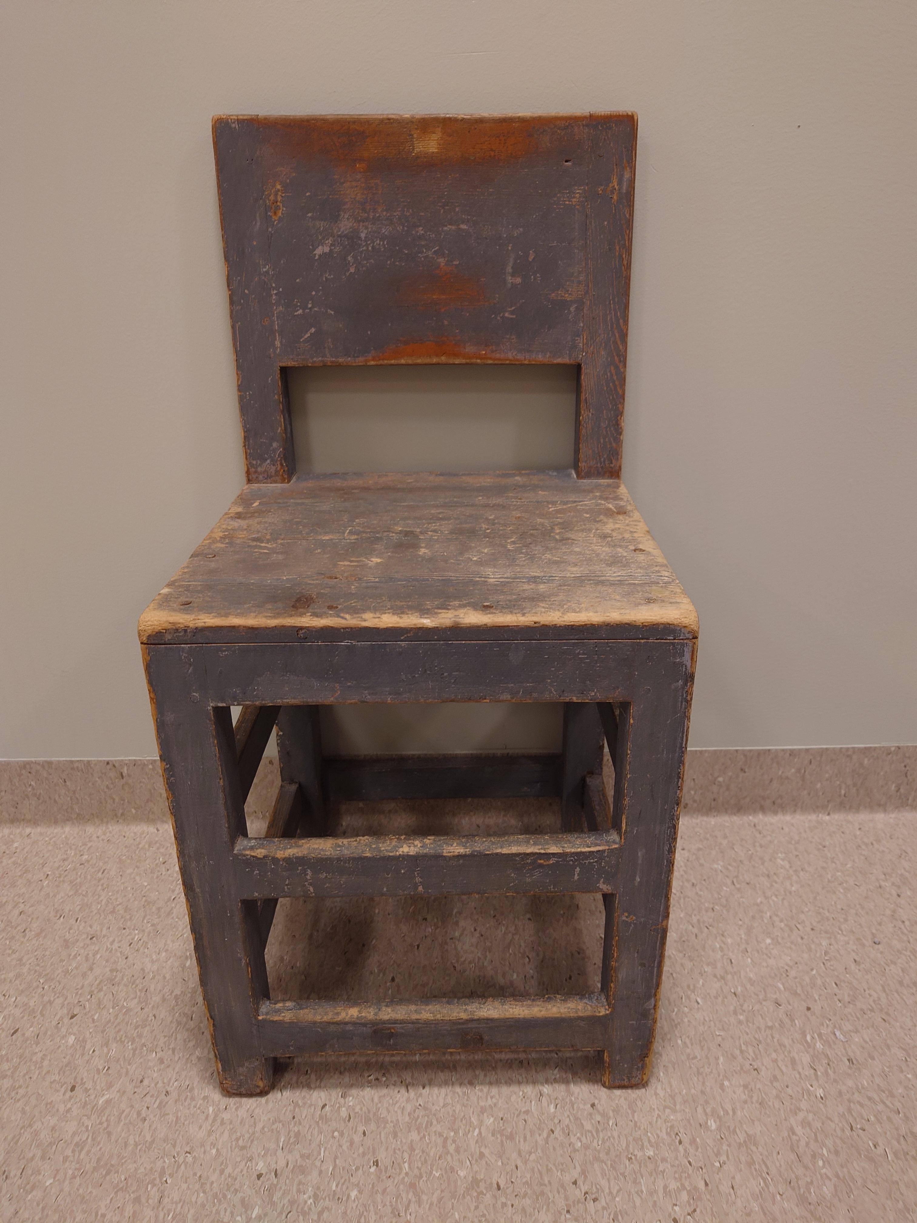 Rustikaler Stuhl im Barockstil aus Boden Norrbotten, Nordschweden.
Der Stuhl ist ein Landhausmöbel aus der ersten Hälfte des 19. Jahrhunderts.
Das Modell selbst stammt aus der Barockzeit, d. h. aus der Mitte des 18. Jahrhunderts, aber der Stil hat
