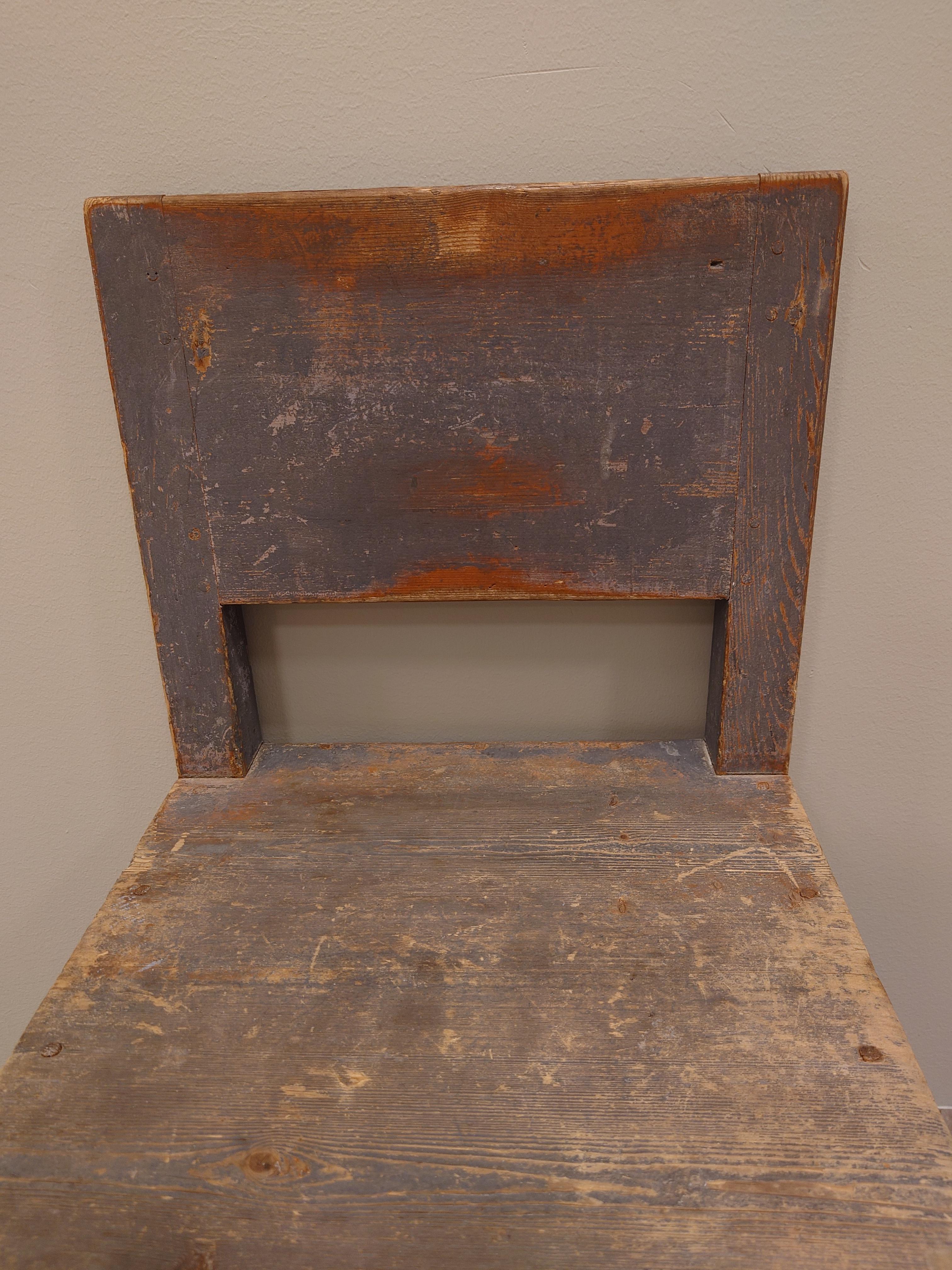 Schwedischer antiker rustikaler Stuhl im Barockstil des 19. Jahrhunderts mit Originalfarbe (Neobarock) im Angebot