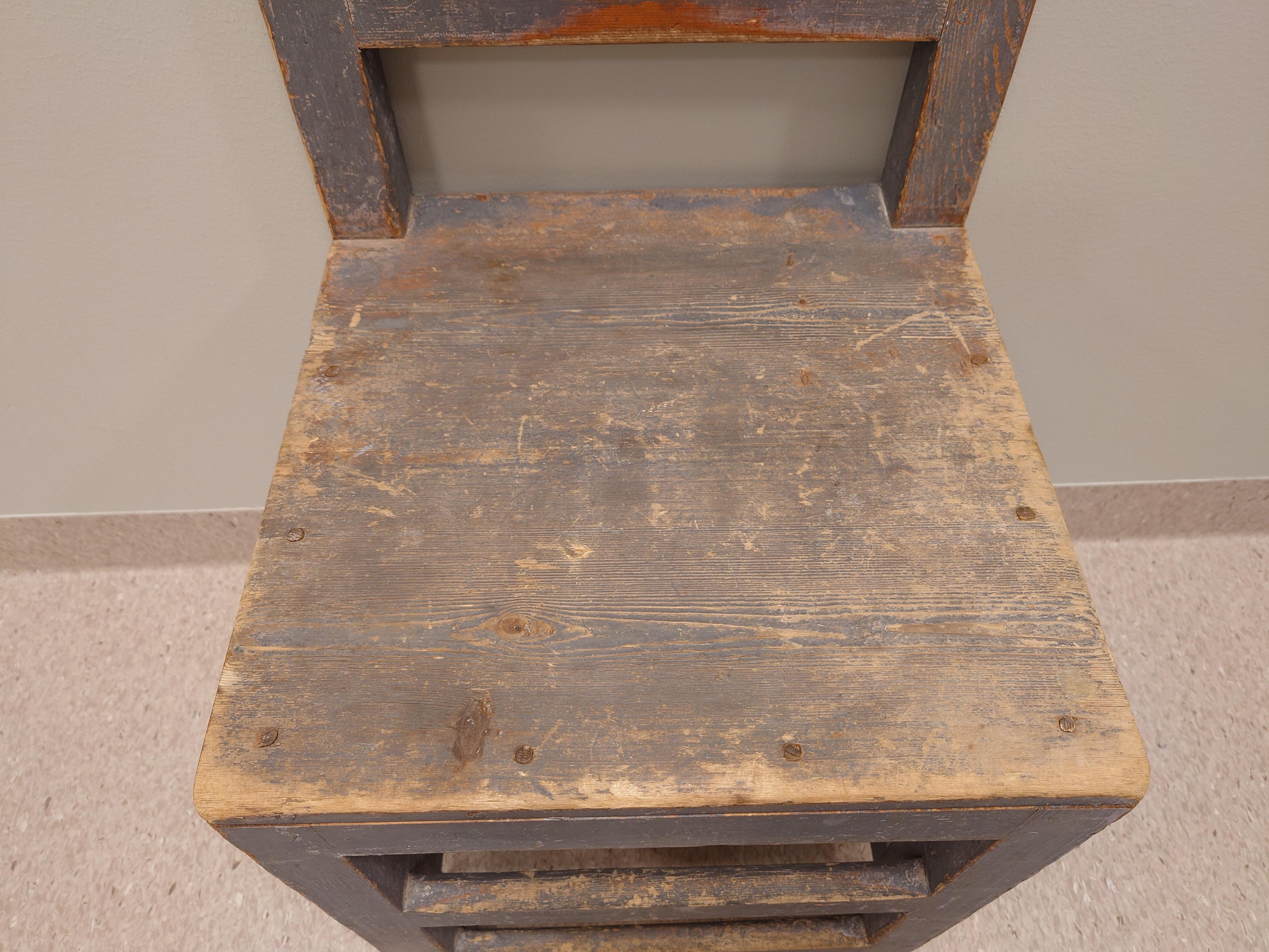 Schwedischer antiker rustikaler Stuhl im Barockstil des 19. Jahrhunderts mit Originalfarbe (Handgefertigt) im Angebot