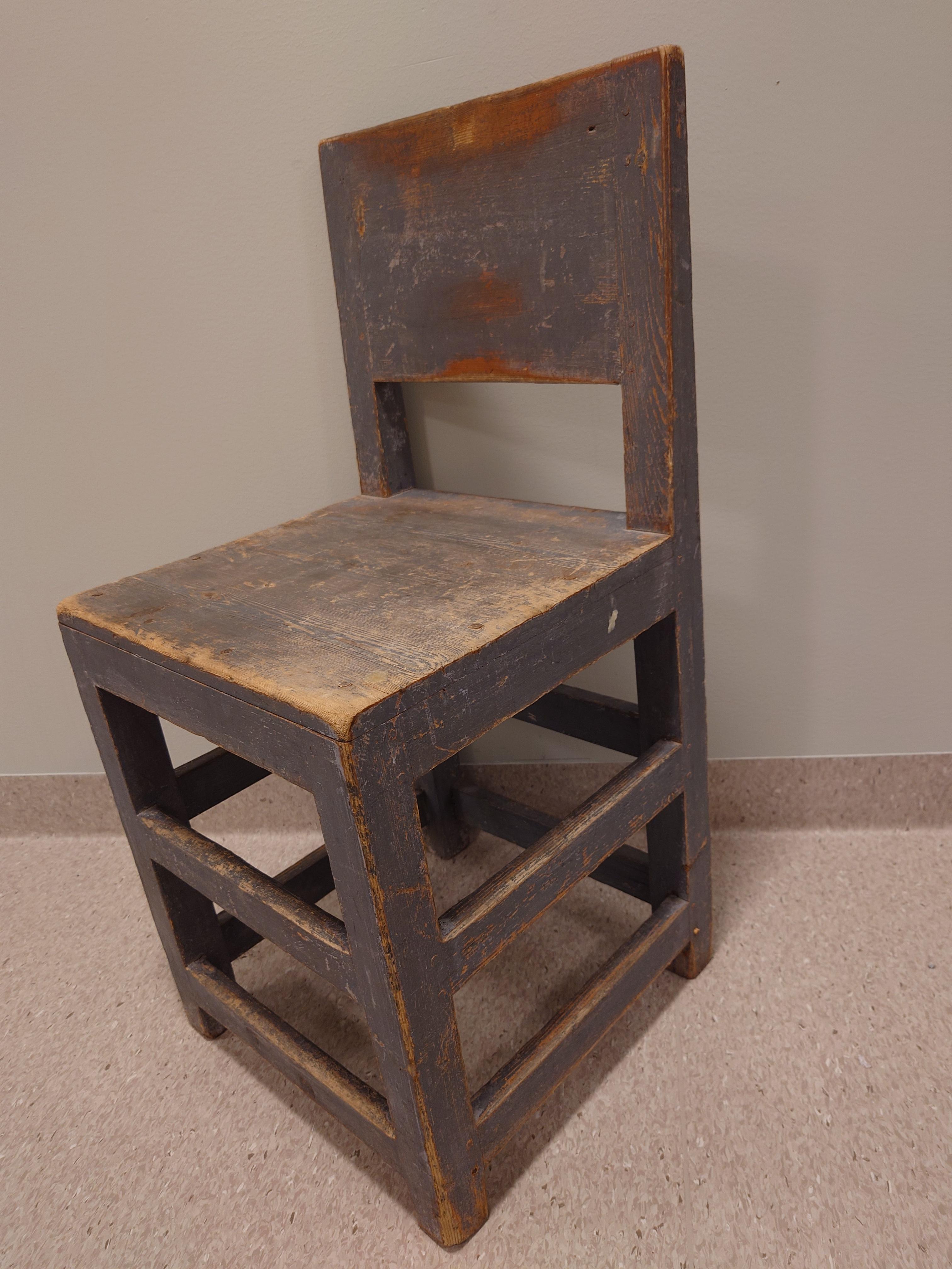 Schwedischer antiker rustikaler Stuhl im Barockstil des 19. Jahrhunderts mit Originalfarbe (Kiefernholz) im Angebot
