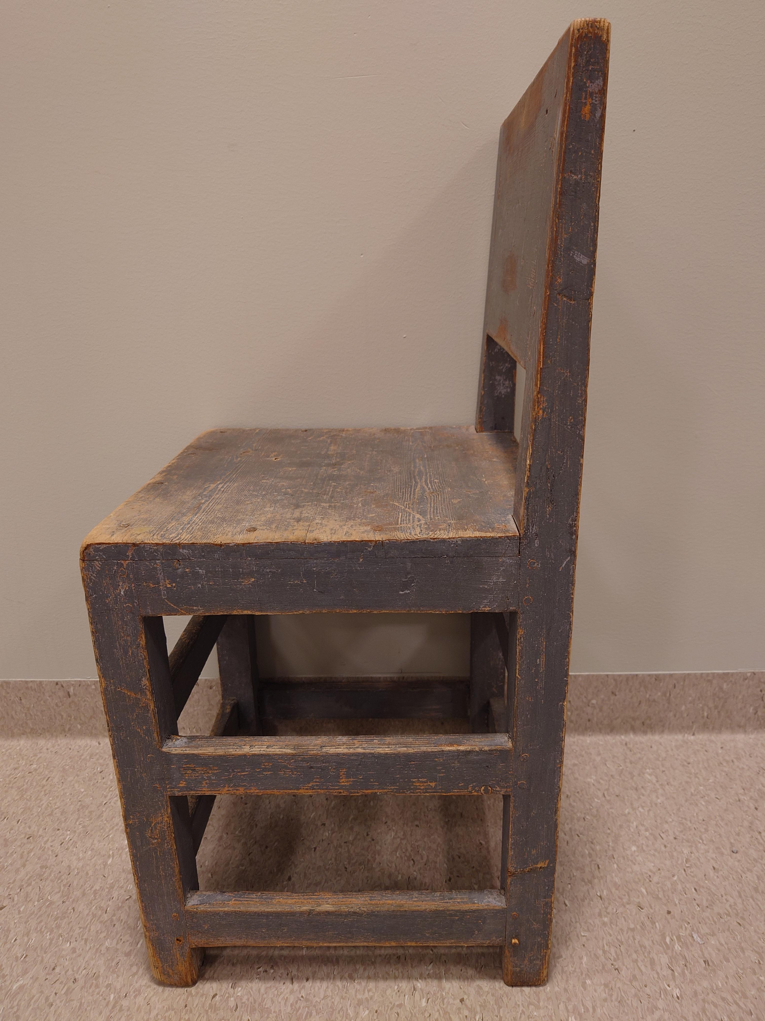 Schwedischer antiker rustikaler Stuhl im Barockstil des 19. Jahrhunderts mit Originalfarbe im Angebot 1