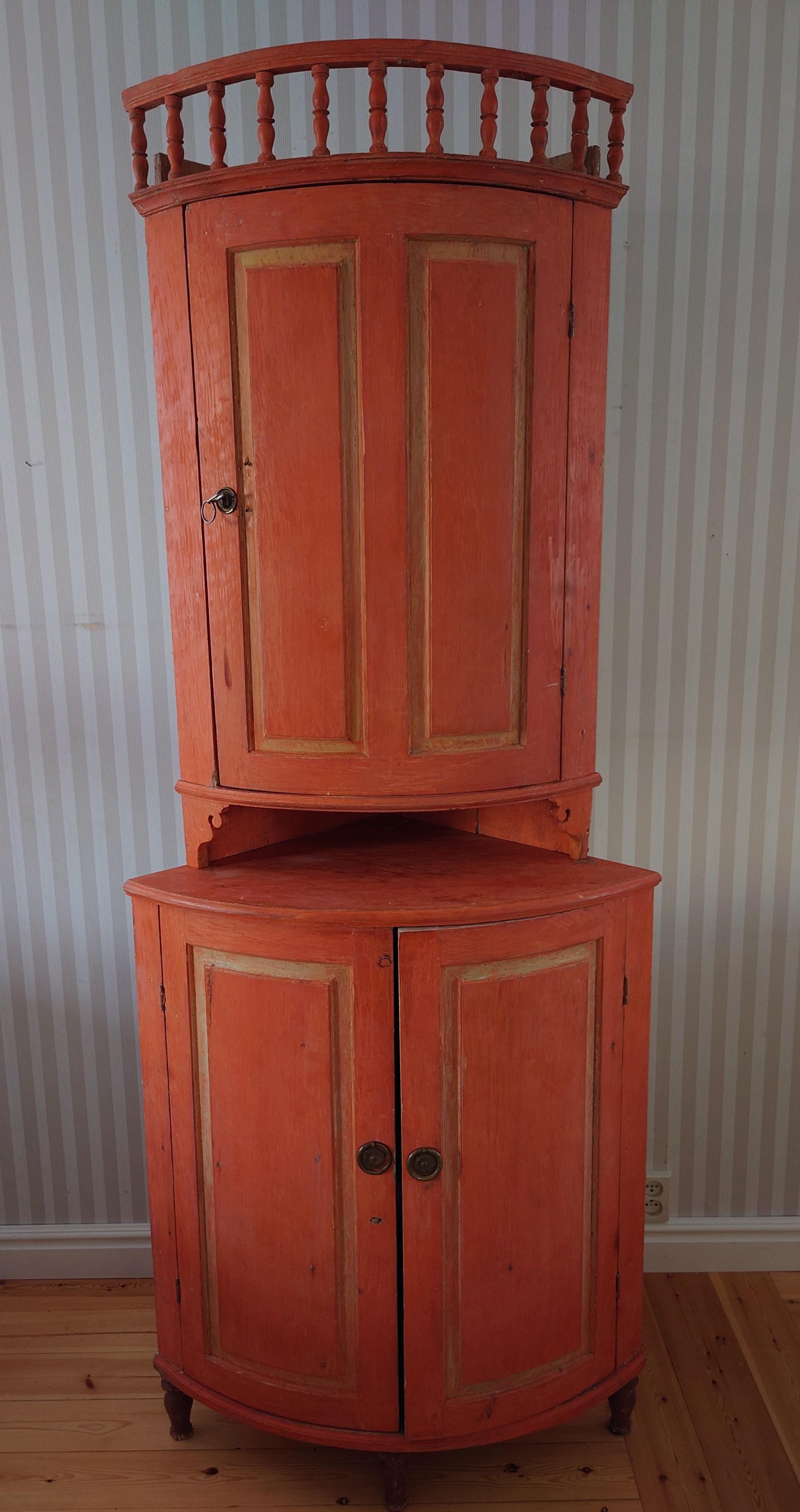 19th Century Swedish Ántique Rustic Corner Cabinet with Original Paint For Sale 3
