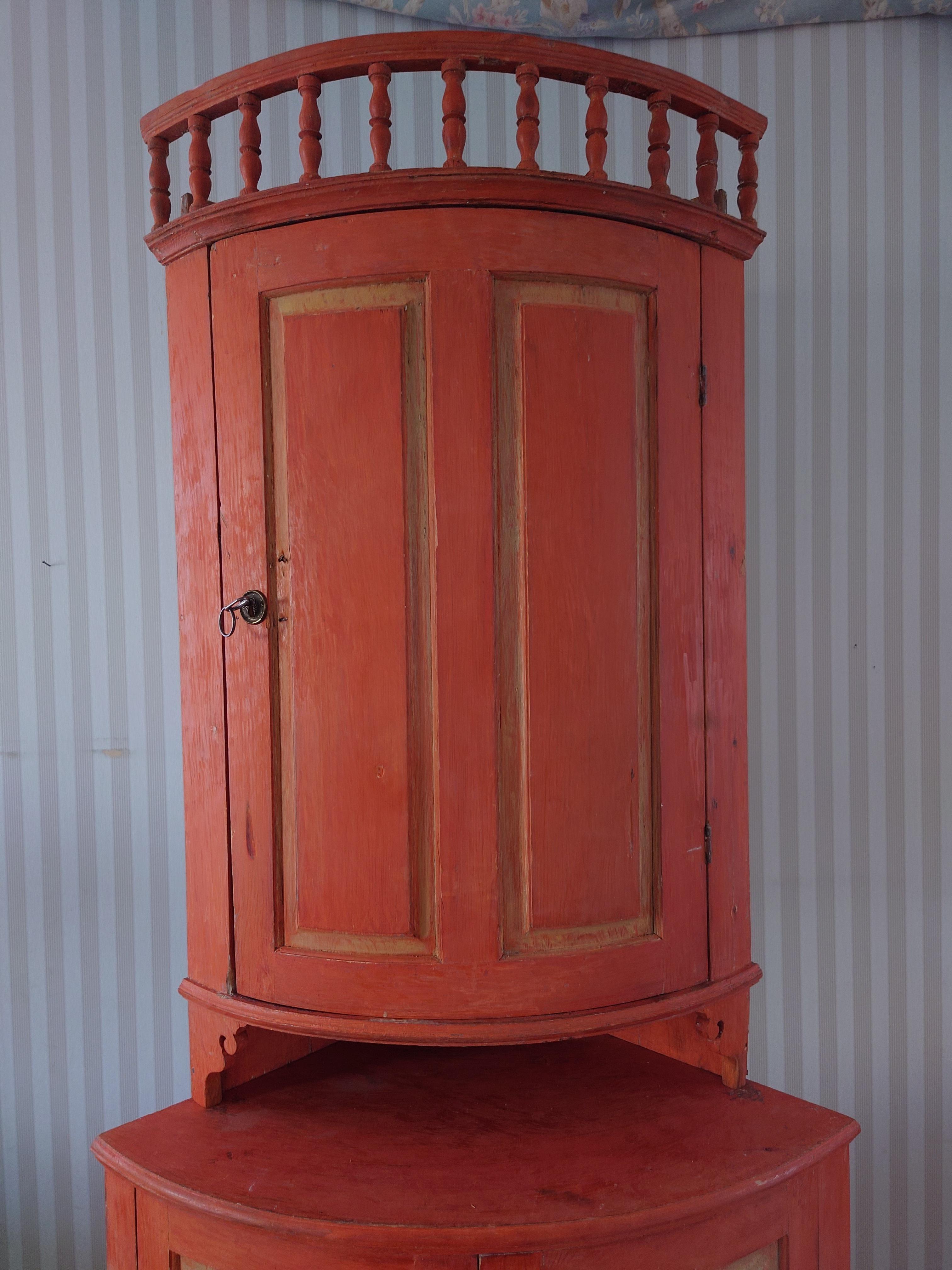 19th Century Swedish Ántique Rustic Corner Cabinet with Original Paint For Sale 7