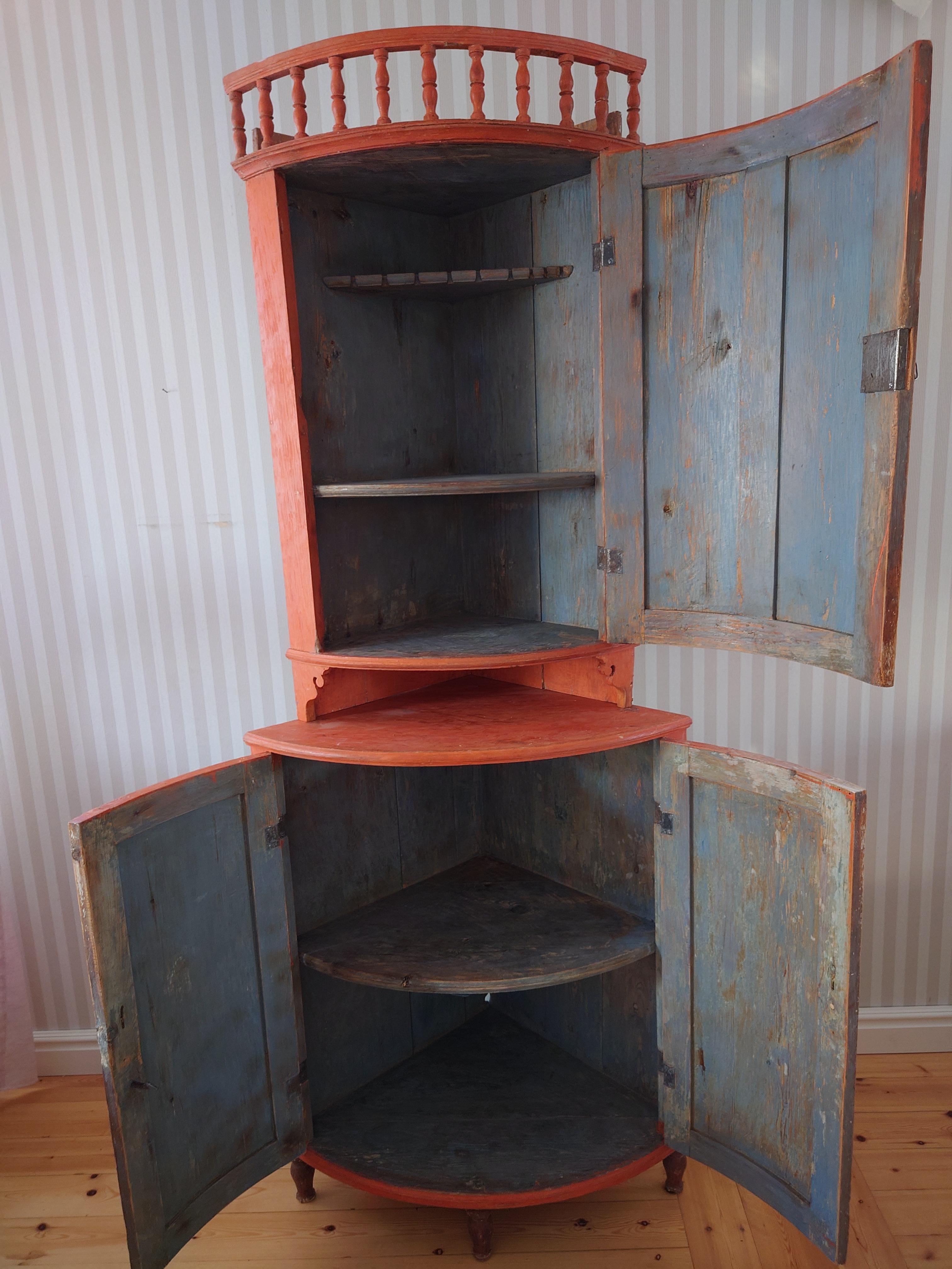 19th Century Swedish Ántique Rustic Corner Cabinet with Original Paint For Sale 9