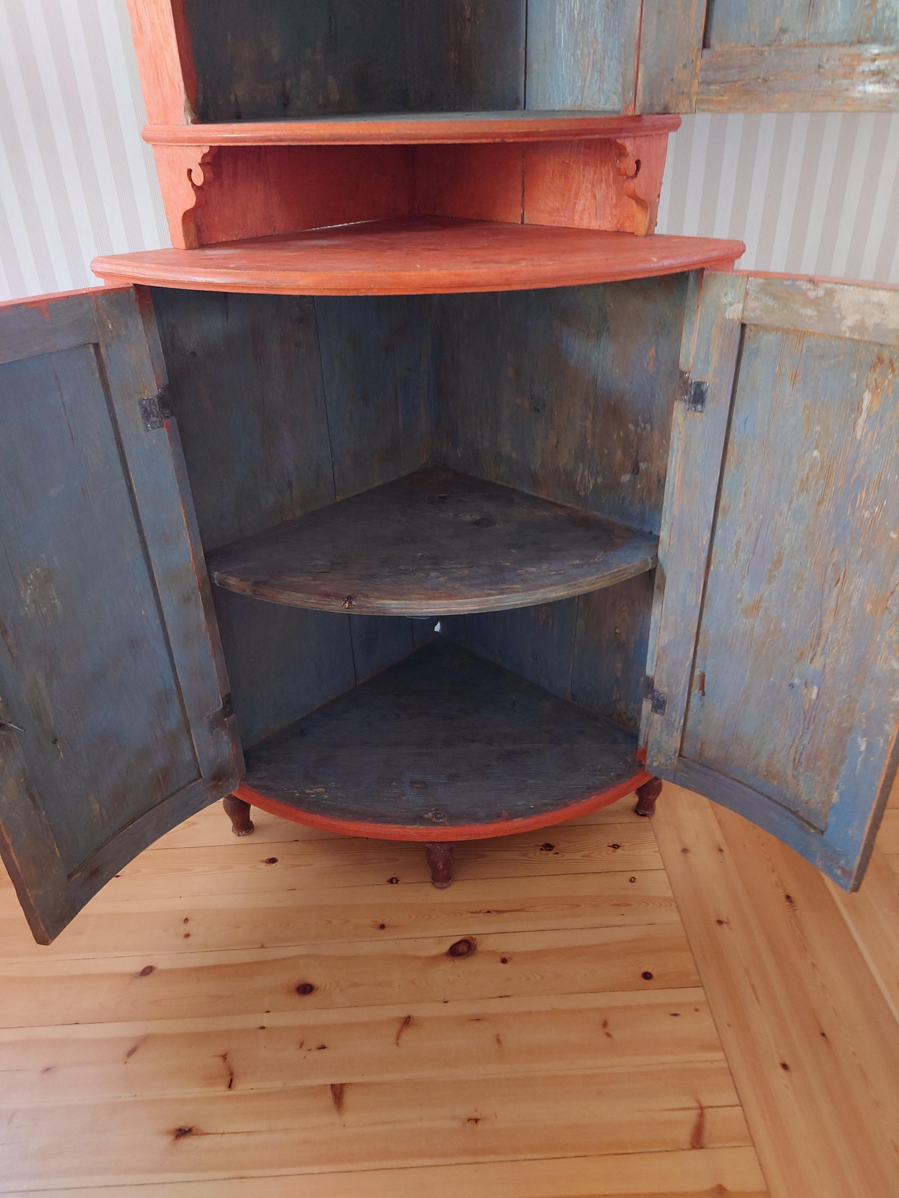 19th Century Swedish Ántique Rustic Corner Cabinet with Original Paint For Sale 11