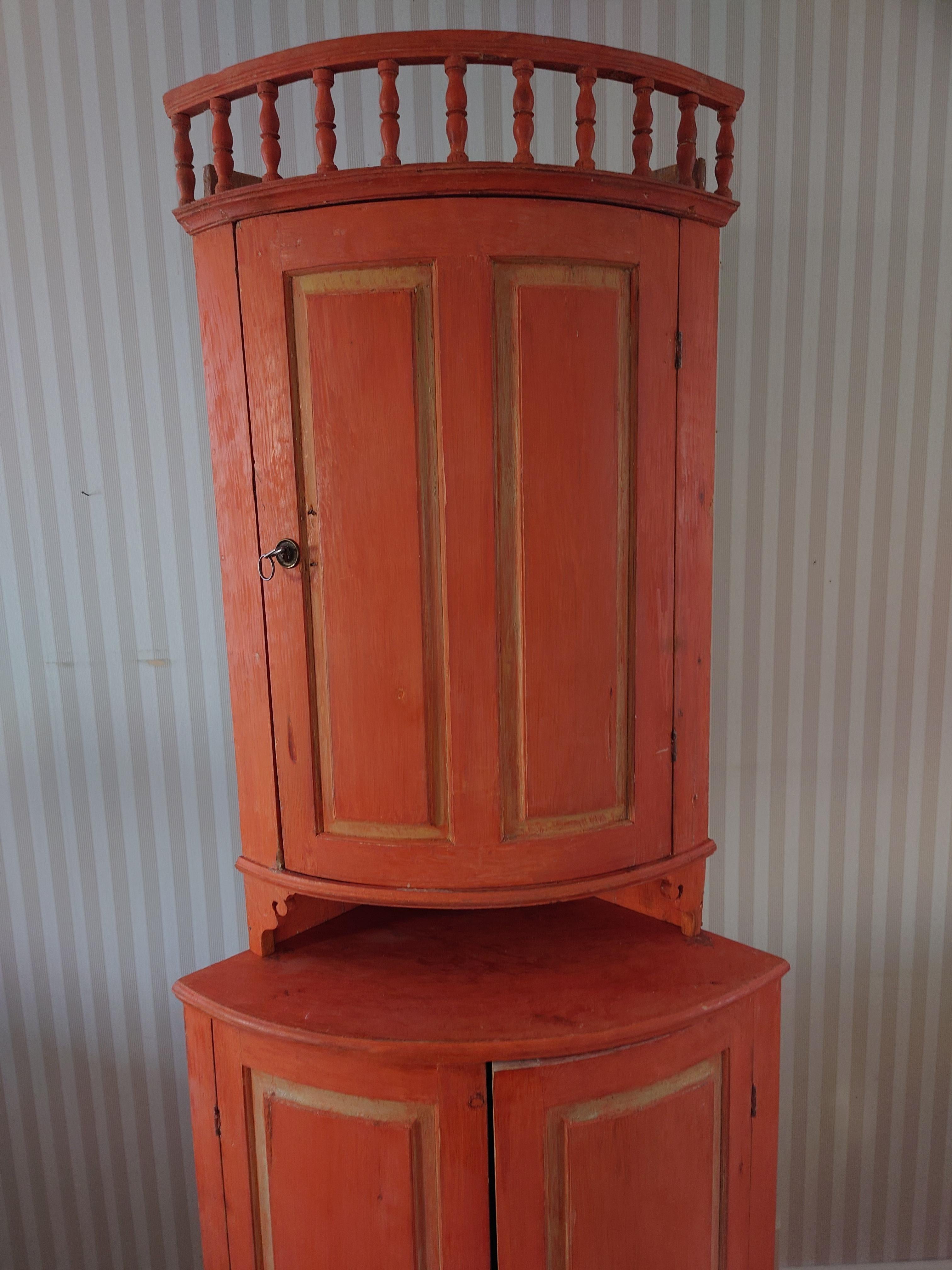 19th Century Swedish Ántique Rustic Corner Cabinet with Original Paint For Sale 2