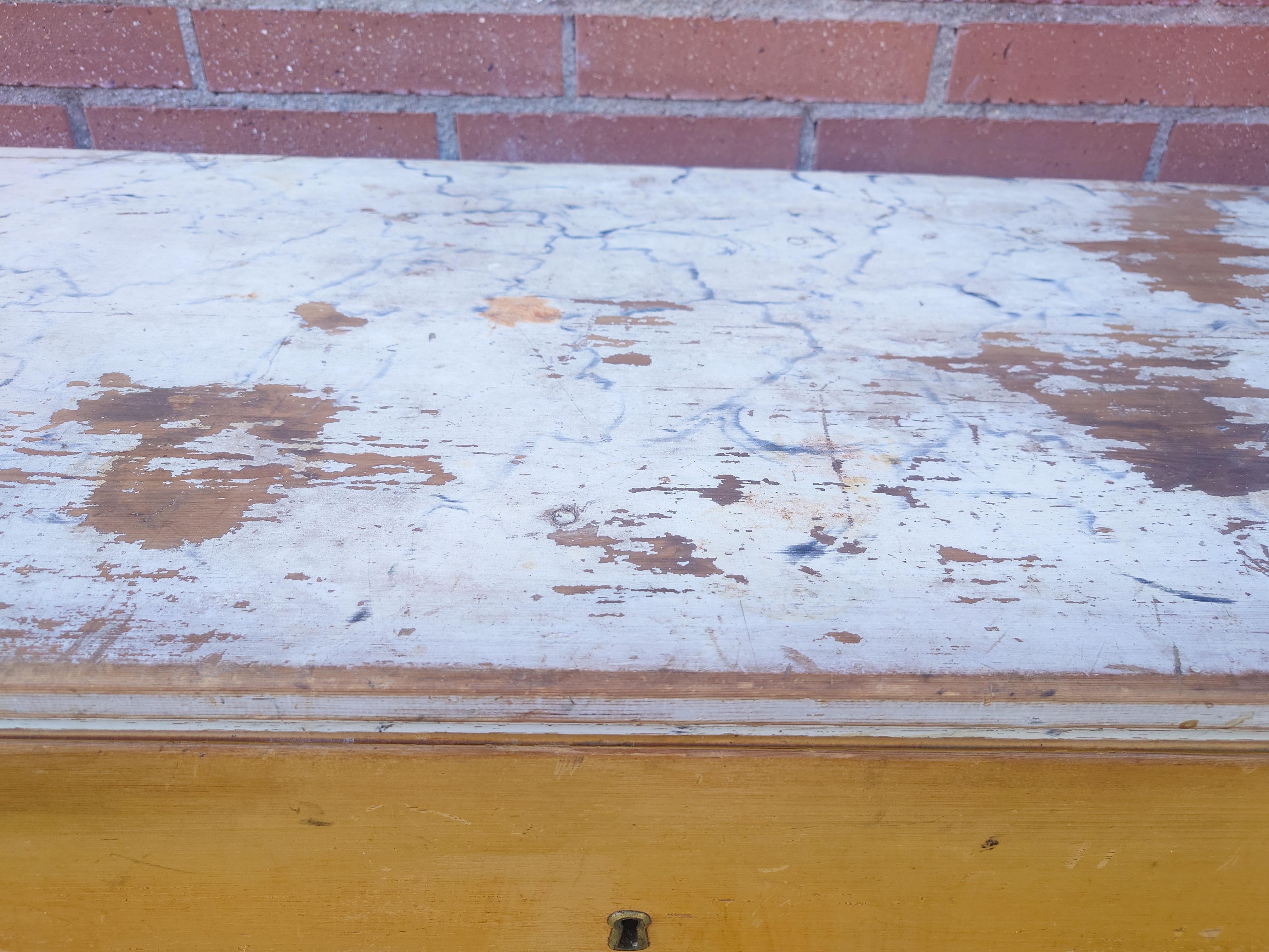 Commode rustique suédoise du 19ème siècle avec peinture d'origine en vente 3