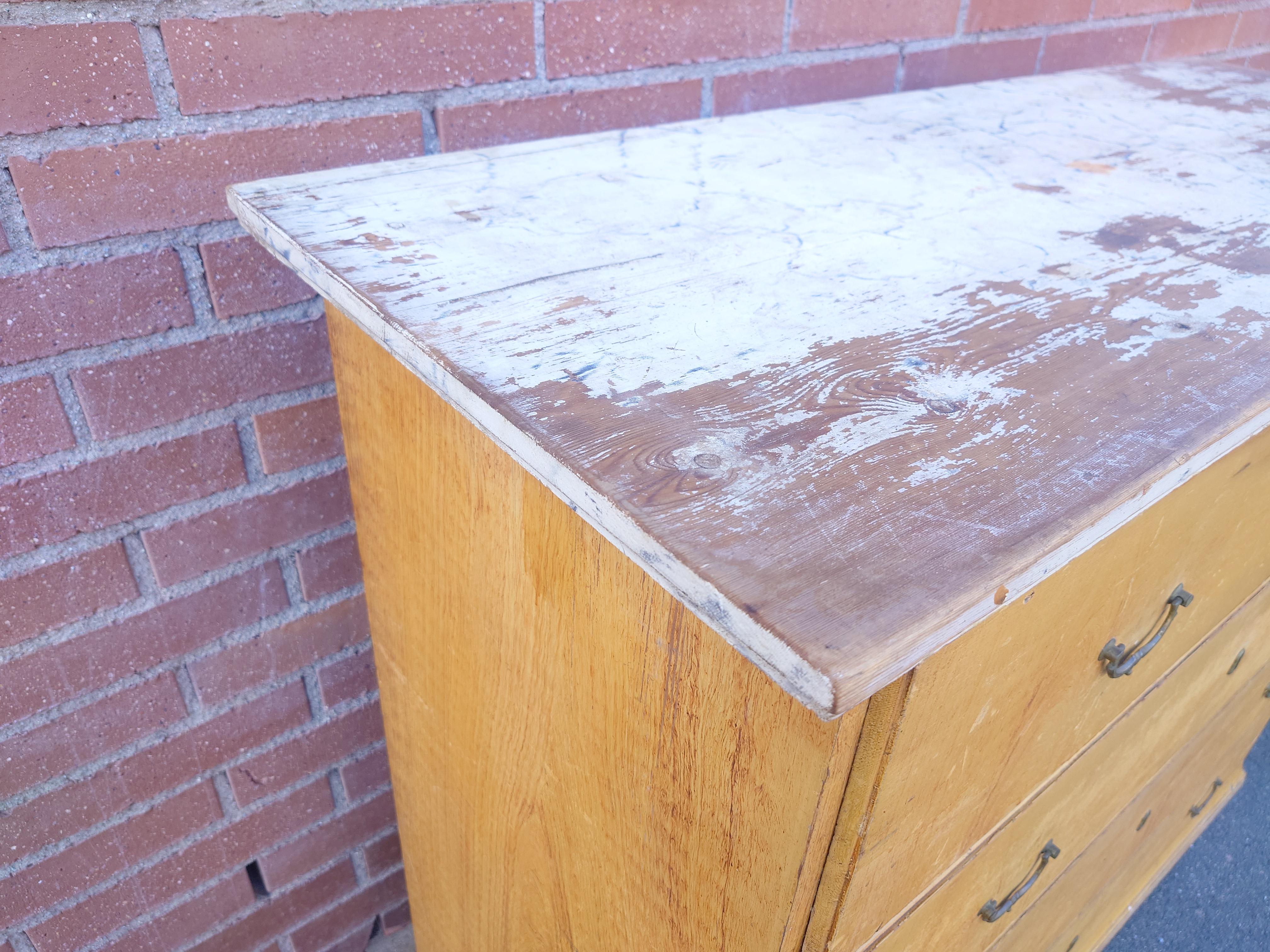 Commode rustique suédoise du 19ème siècle avec peinture d'origine en vente 4