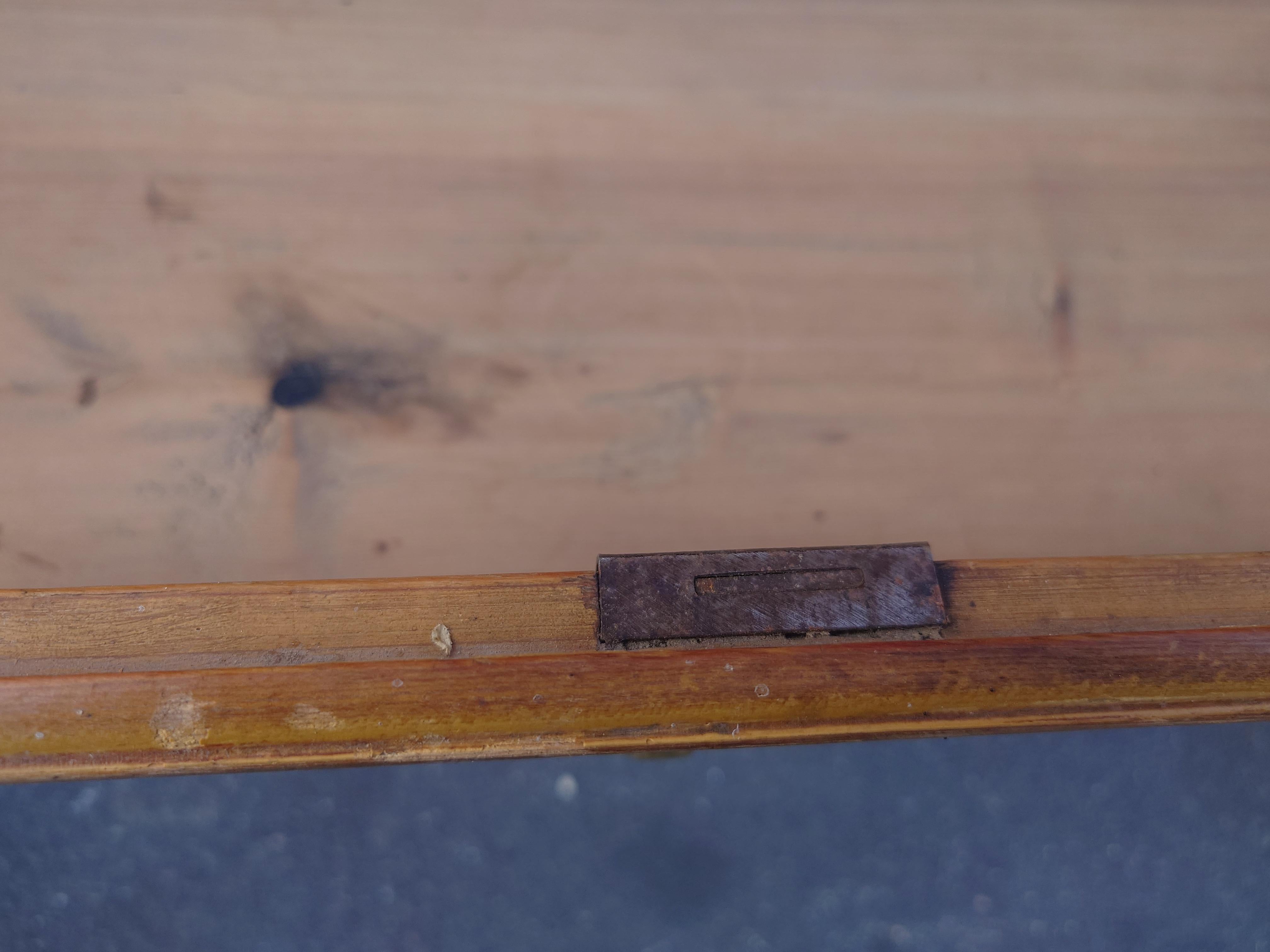 Commode rustique suédoise du 19ème siècle avec peinture d'origine en vente 7
