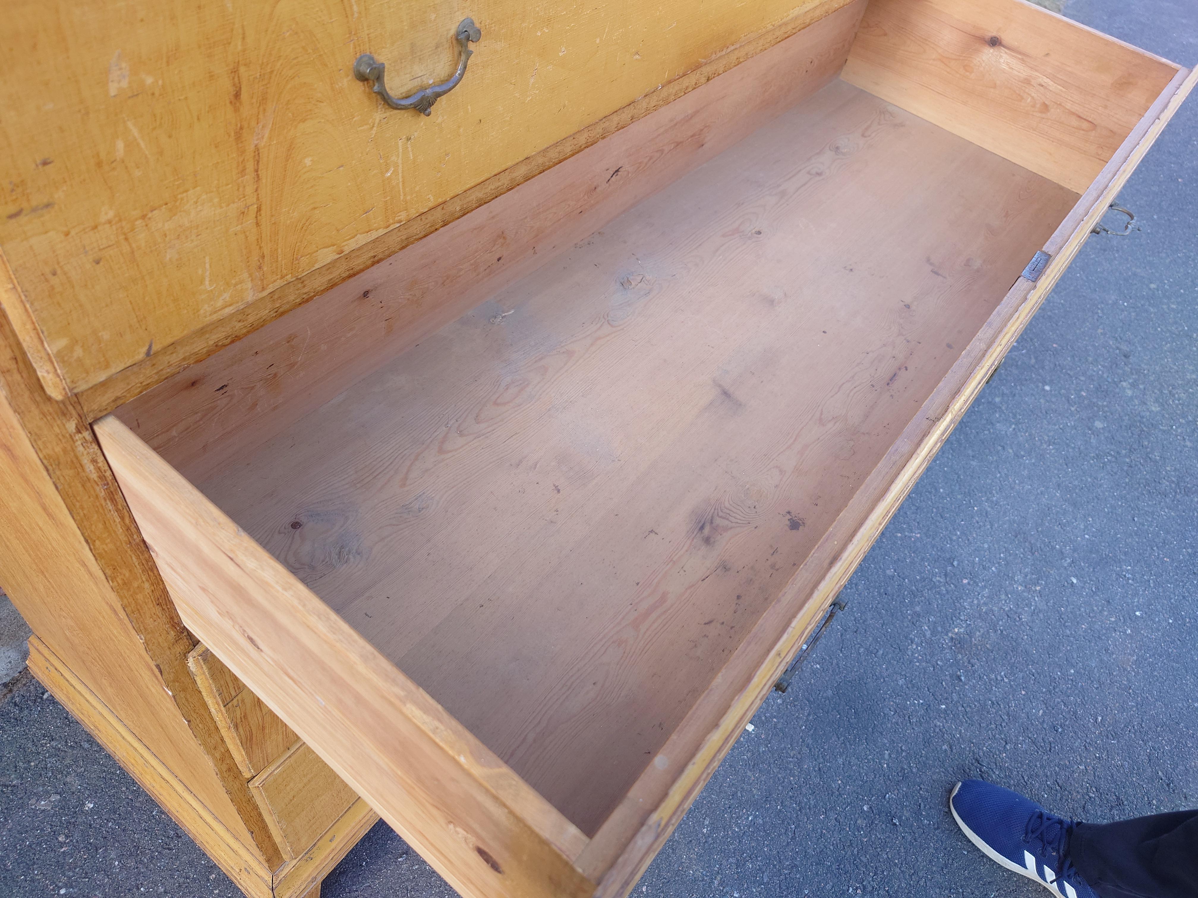 Commode rustique suédoise du 19ème siècle avec peinture d'origine en vente 9
