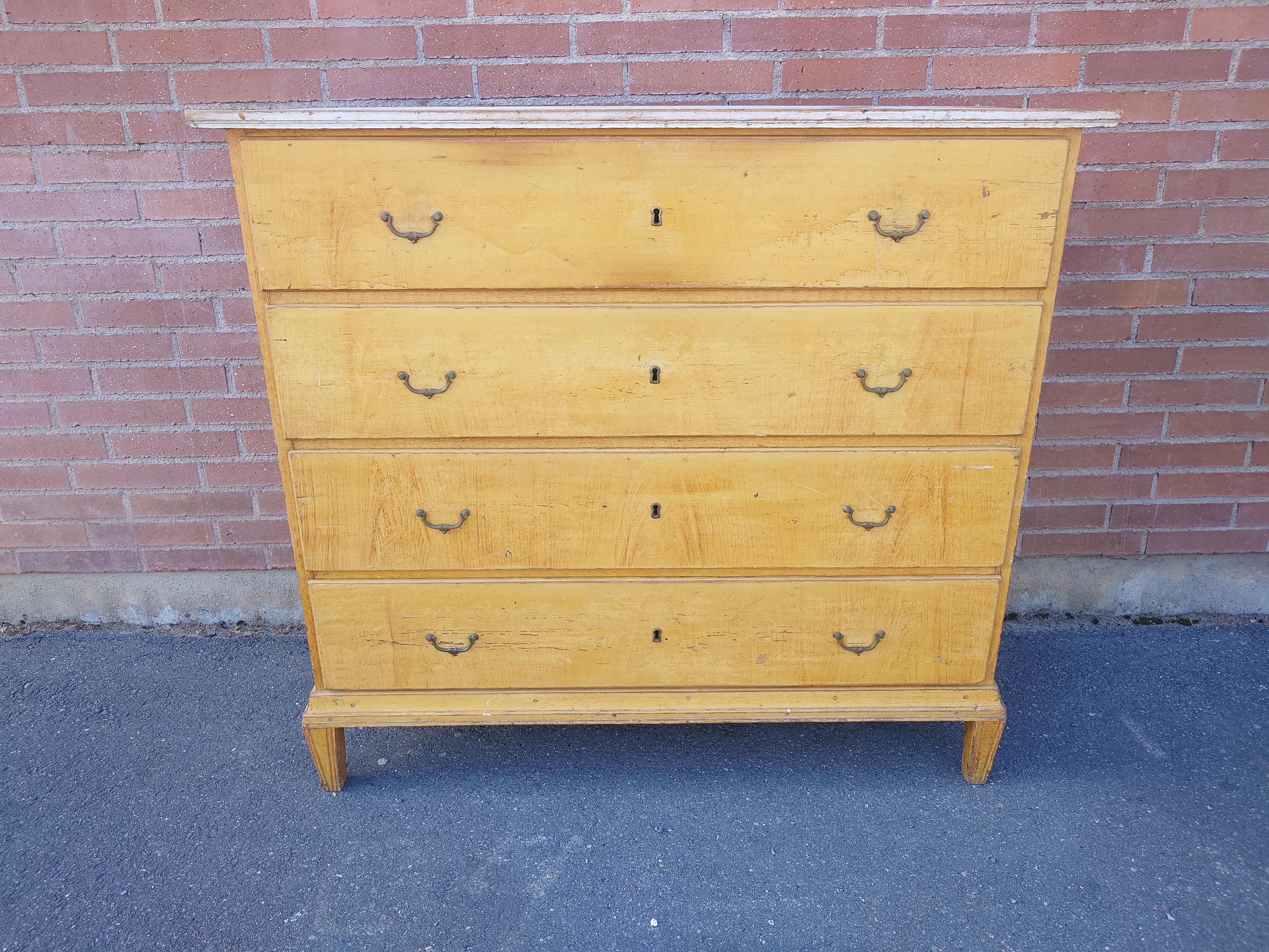 Commode gustavienne suédoise du XIXe siècle provenant de Piteå, Norrbotten, Suède du Nord. La commode est un meuble de maison de campagne suédois datant d'entre 1820 et 1840. Fabriqué dans la forme droite classique gustavienne avec quatre tiroirs.