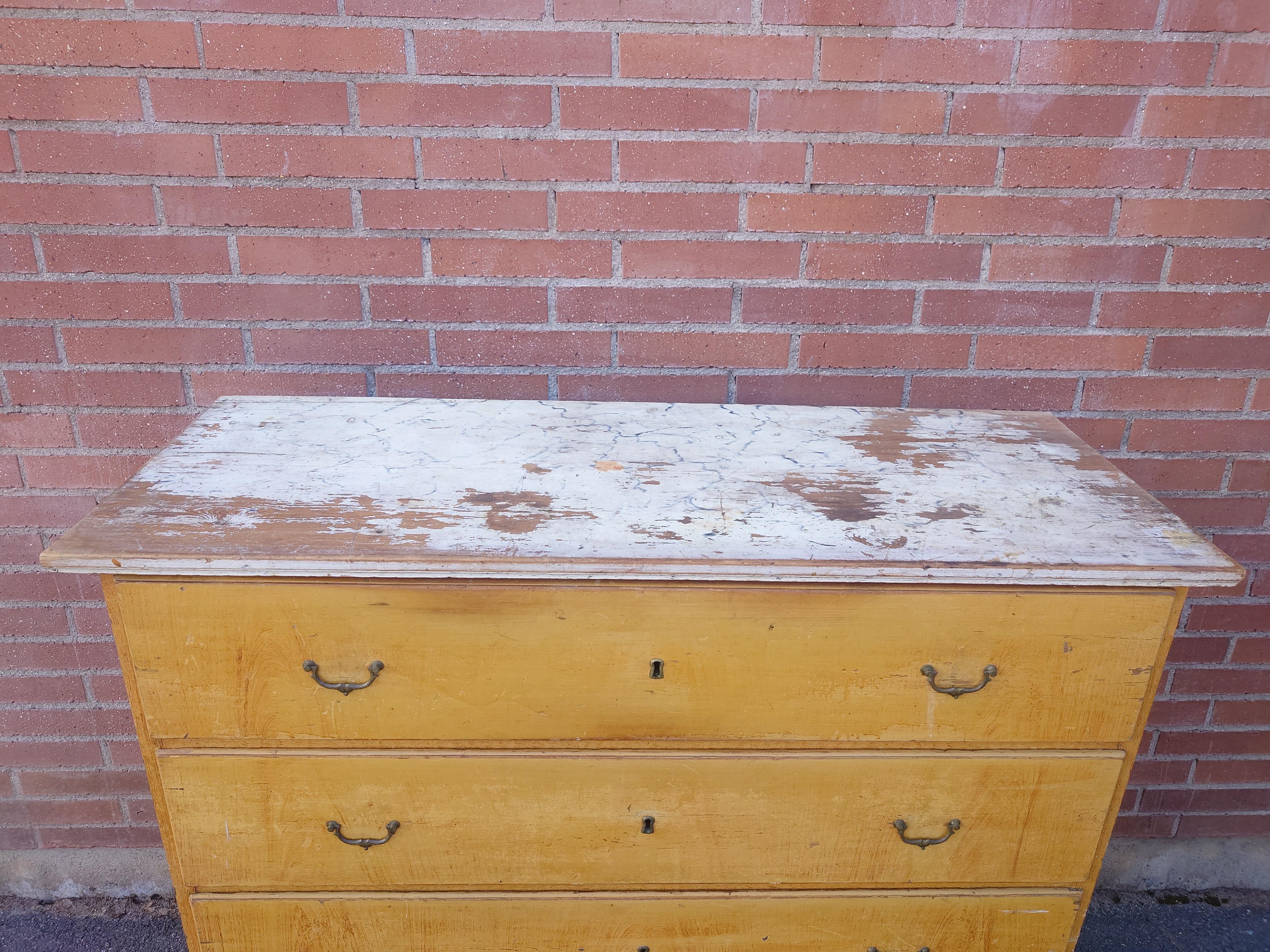 Suédois Commode rustique suédoise du 19ème siècle avec peinture d'origine en vente