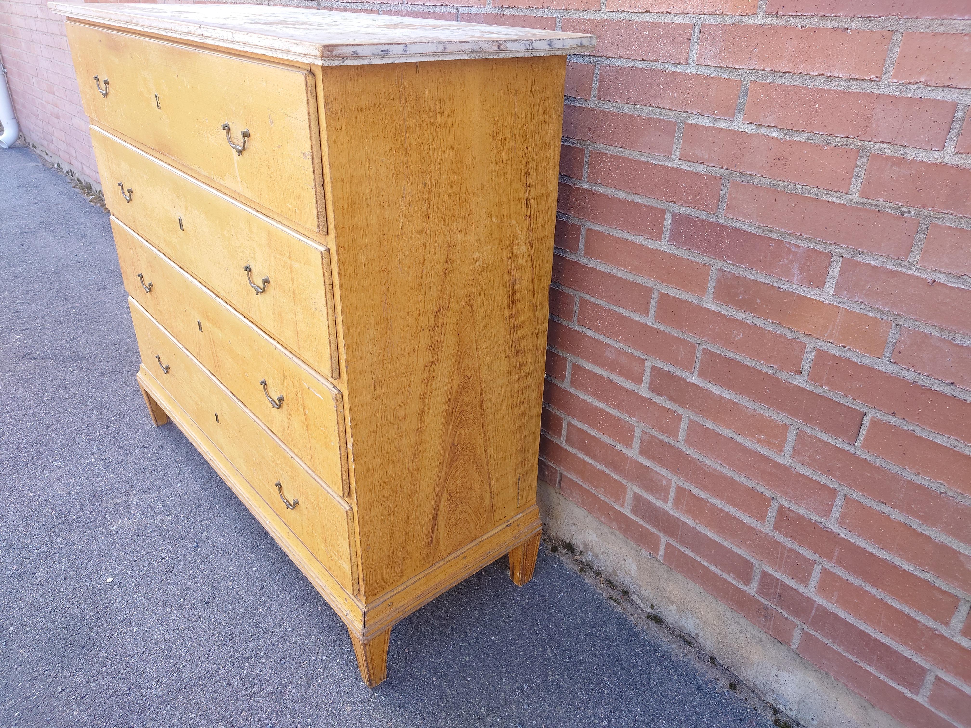 Sculpté à la main Commode rustique suédoise du 19ème siècle avec peinture d'origine en vente