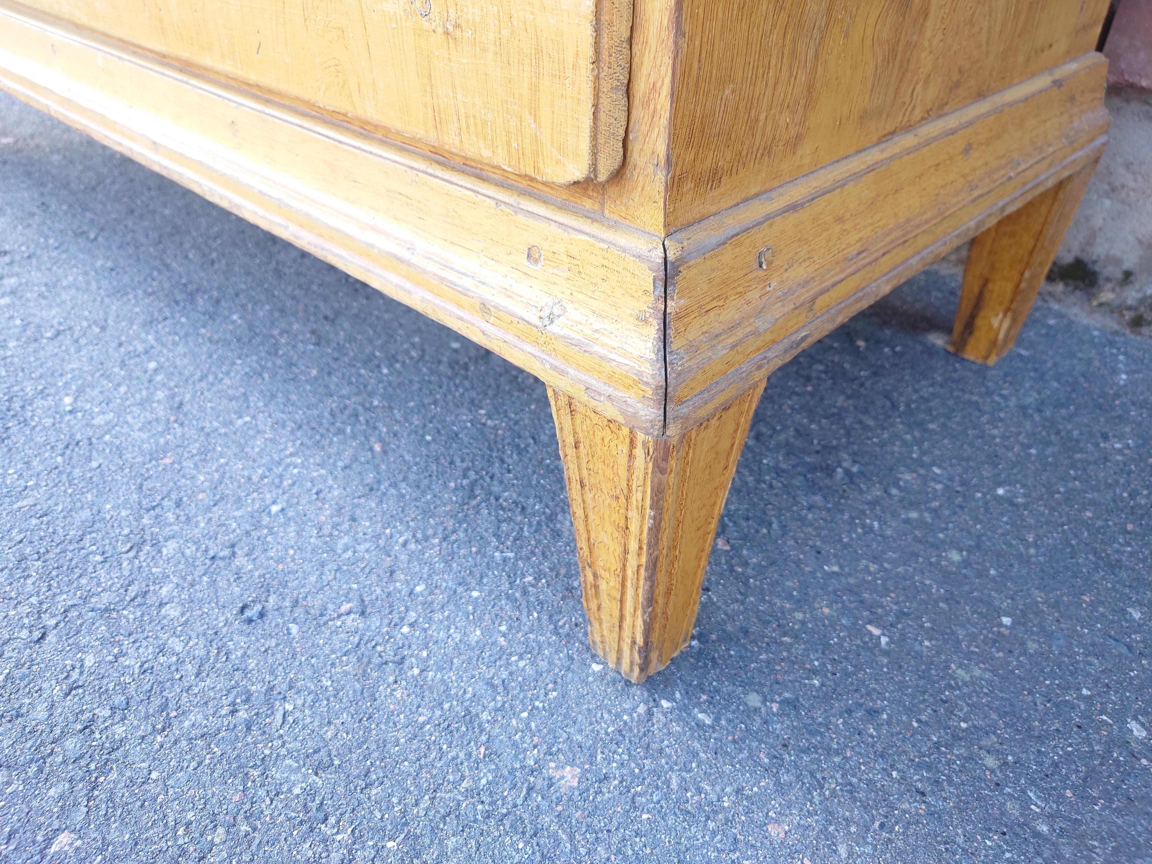 XIXe siècle Commode rustique suédoise du 19ème siècle avec peinture d'origine en vente