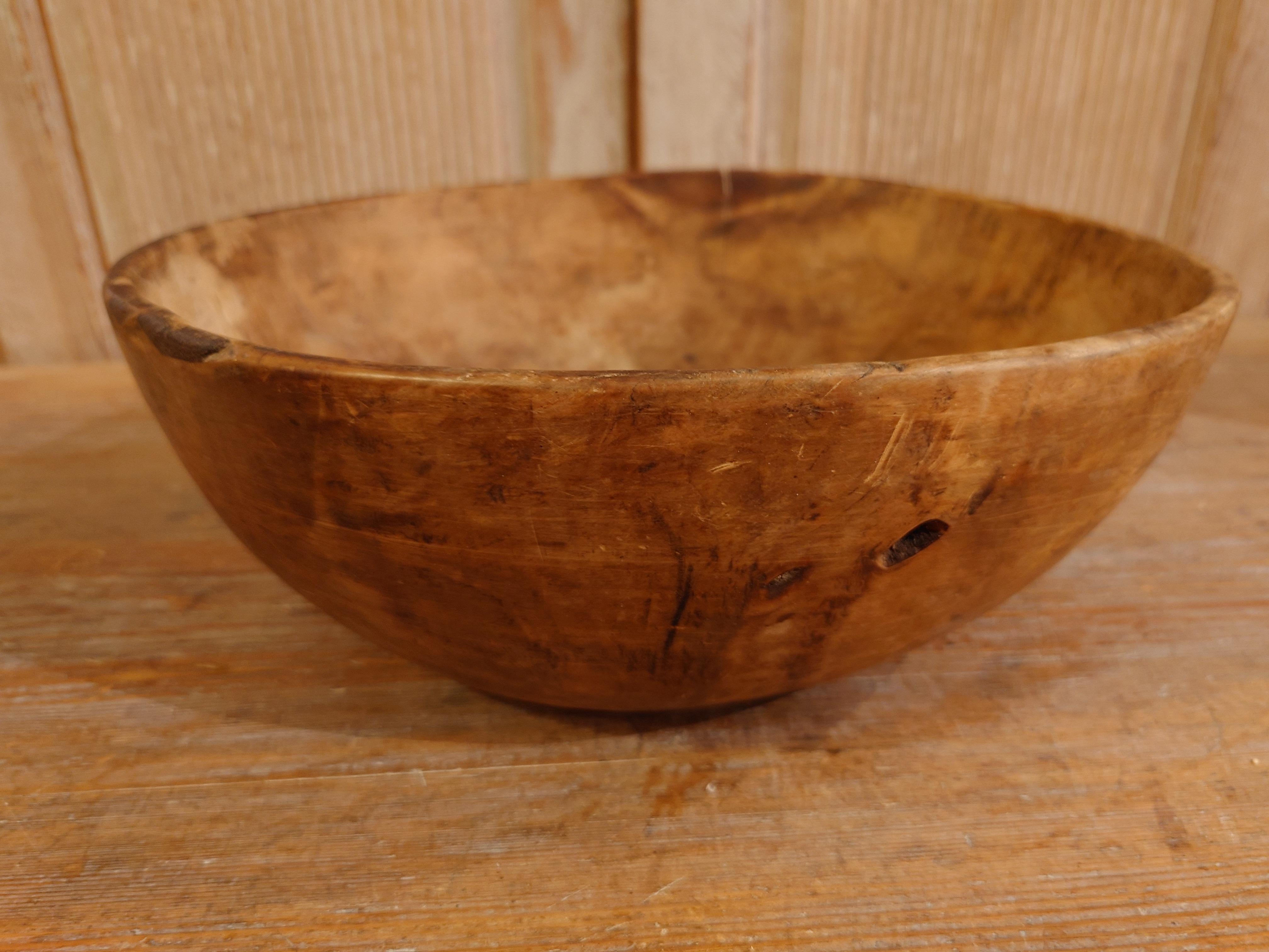 19th Century, Swedish, Antique Rustic Folk Art Wooden Bowl with Nice Patina In Good Condition For Sale In Boden, SE