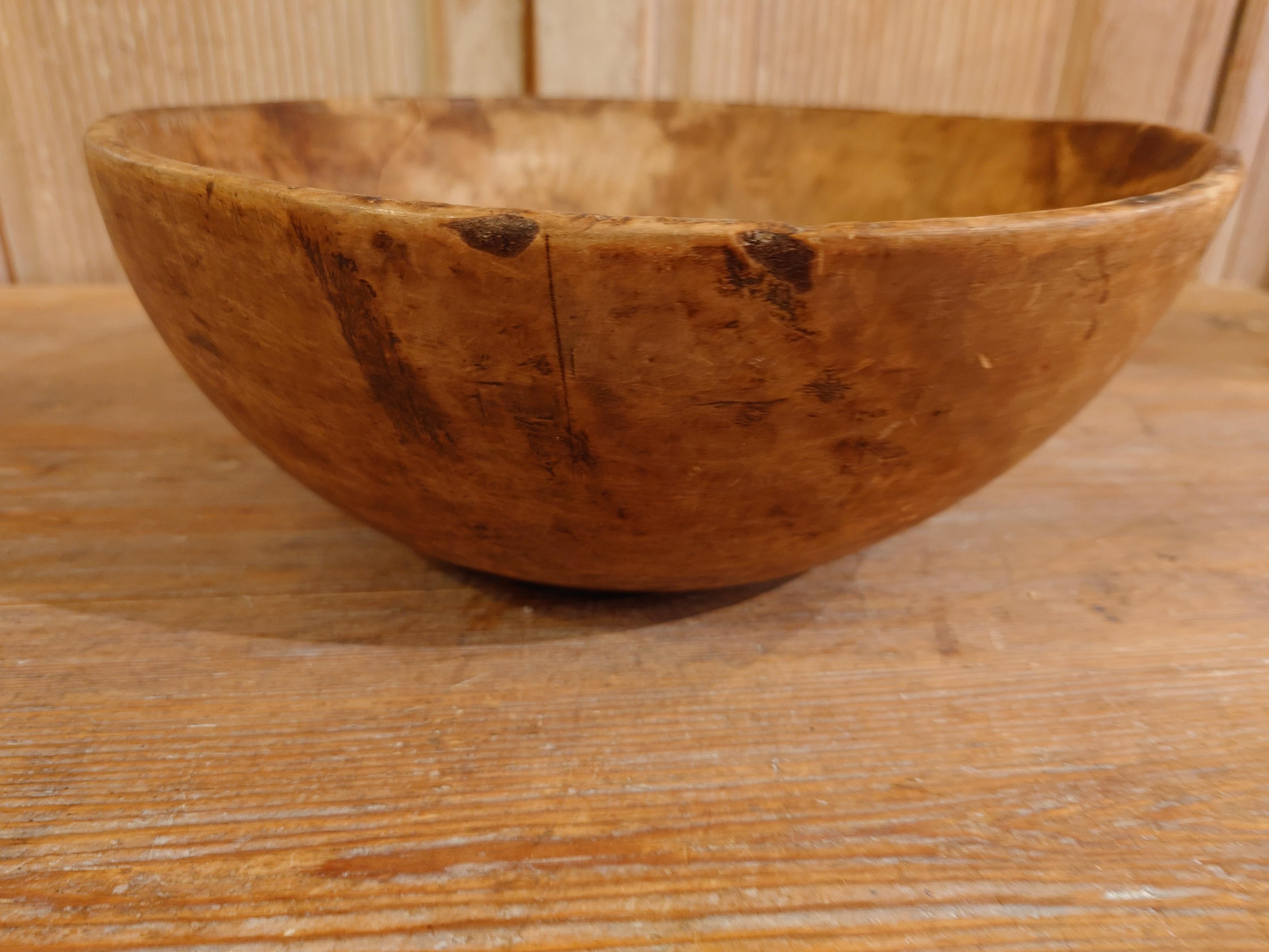 Intagliato a mano Ciotola di legno rustica e folkloristica antica del XIX secolo, svedese, con bella patina in vendita